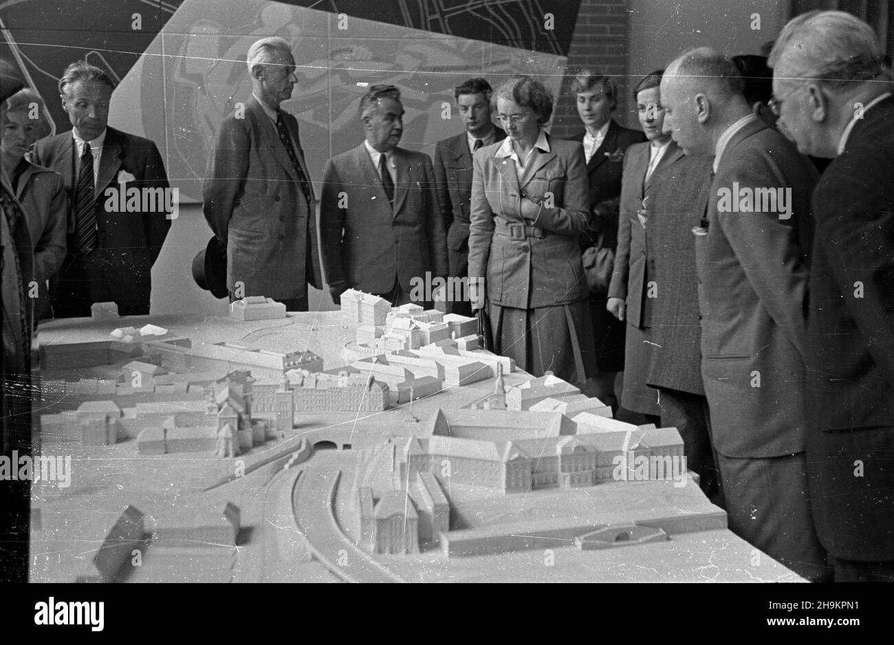 Warszawa 1948-08-29. Œwiatowy Kongres Intelektualistów w Obronie Pokoju (25-28 VIII). Po obradach delegaci zwiedzali stolicê i obejrzeli wystawê w Muzeum Narodowym. prezydent Warszawy Stanis³aw To³wiñski (4L) opowiada o planach odbudowy i rozbudowy Warszawy. Obok stoi radziecki pisarz Aleksander Fadiejew (3L). ka PAP Varsavia, 29 agosto 1948. Congresso Mondiale degli intellettuali in Difesa della Pace (agosto 25-28). Dopo la conclusione del congresso, i delegati hanno visitato Varsavia e visto una mostra al Museo Nazionale. Nella foto: Il sindaco di Varsavia Stanislaw Tolwinski (4° a sinistra) parla di Varsavia Foto Stock