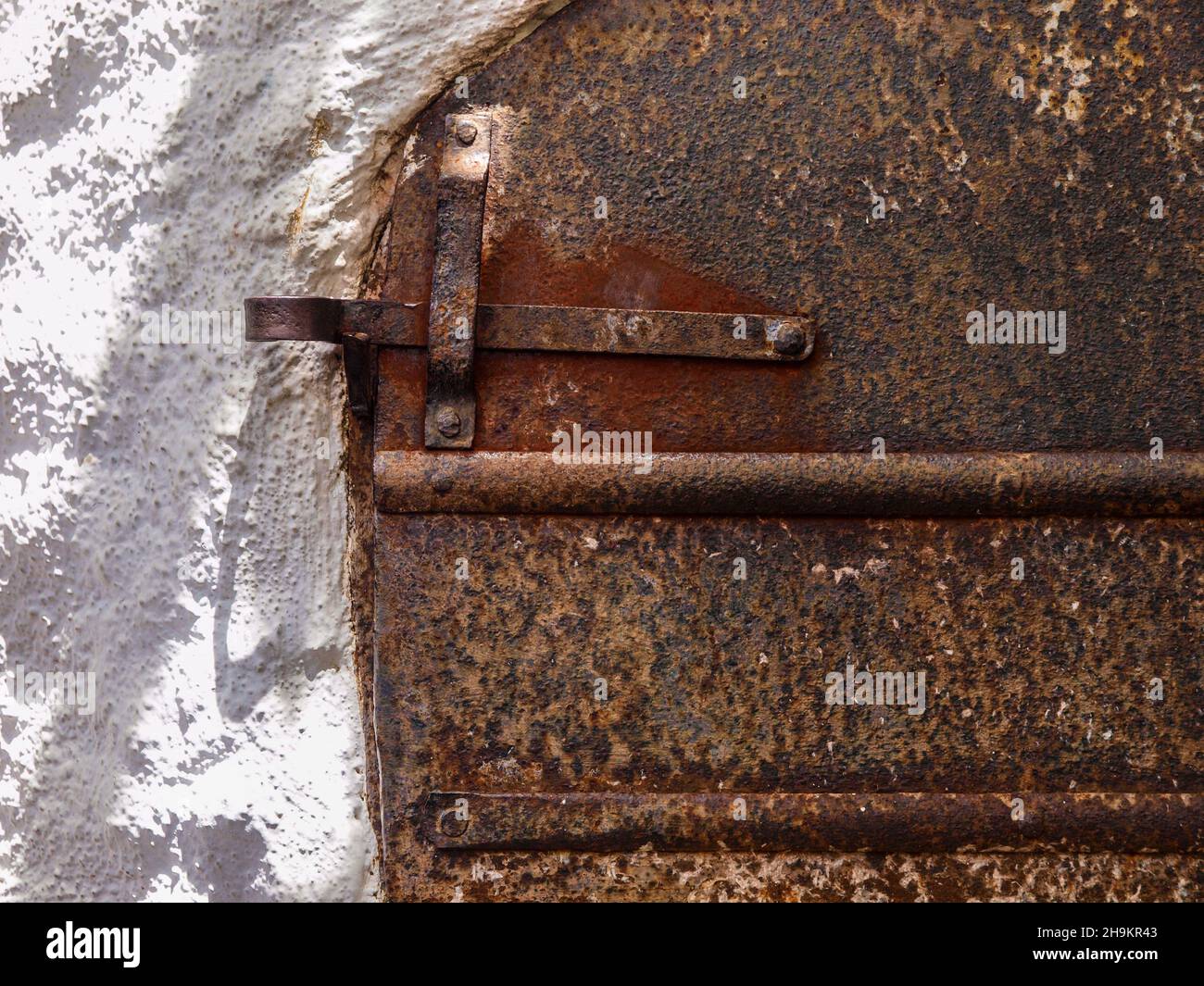 La porta chiusa in metallo di un tipico forno a legna andaluso Foto Stock