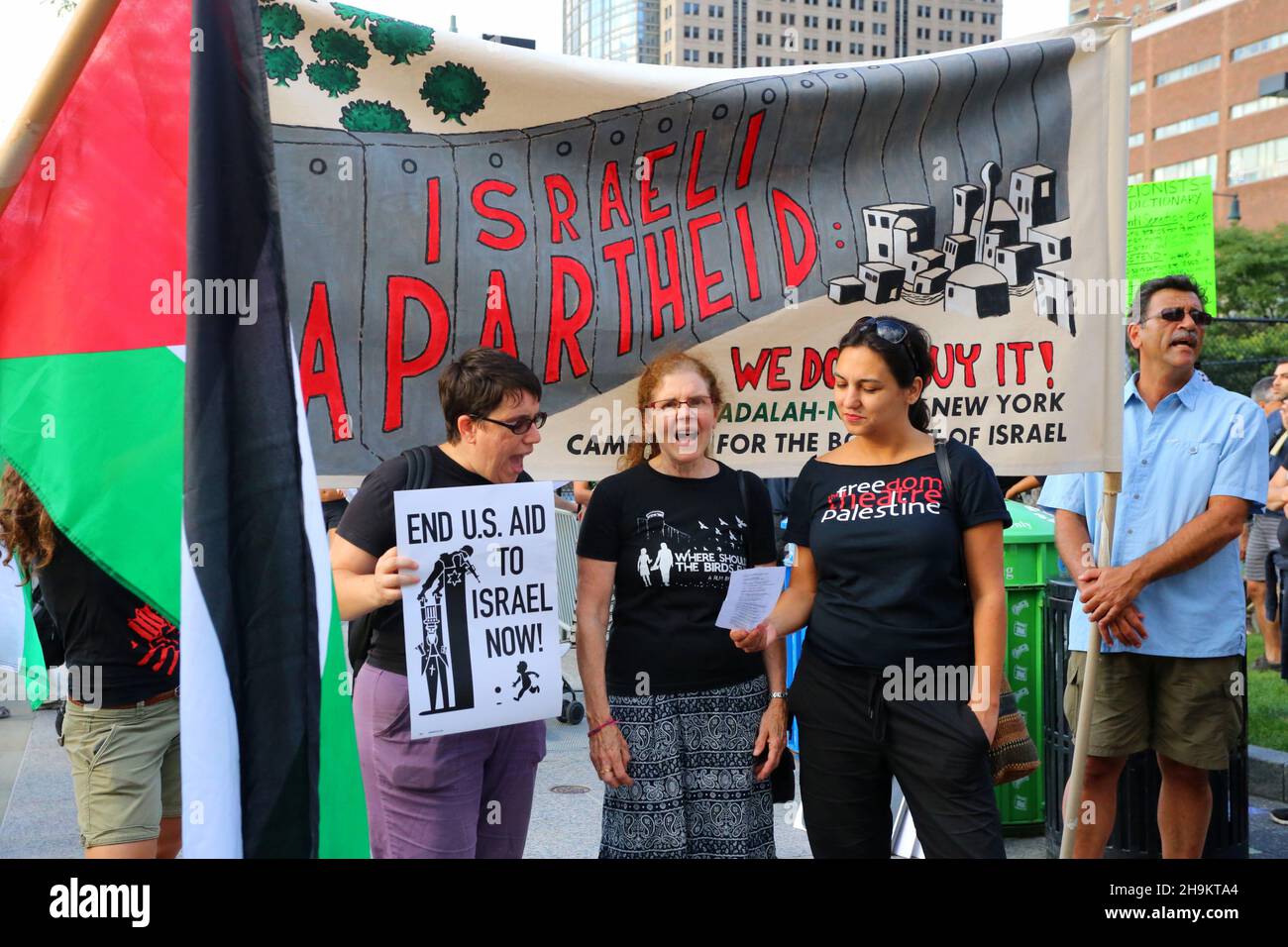 Le persone mostrano bandiere e striscioni, e chiedono di porre fine agli aiuti degli Stati Uniti a Israele alla Giornata Nazionale d'azione per Gaza organizzata da Adalah-NY, NYC, 24 luglio 2014 Foto Stock