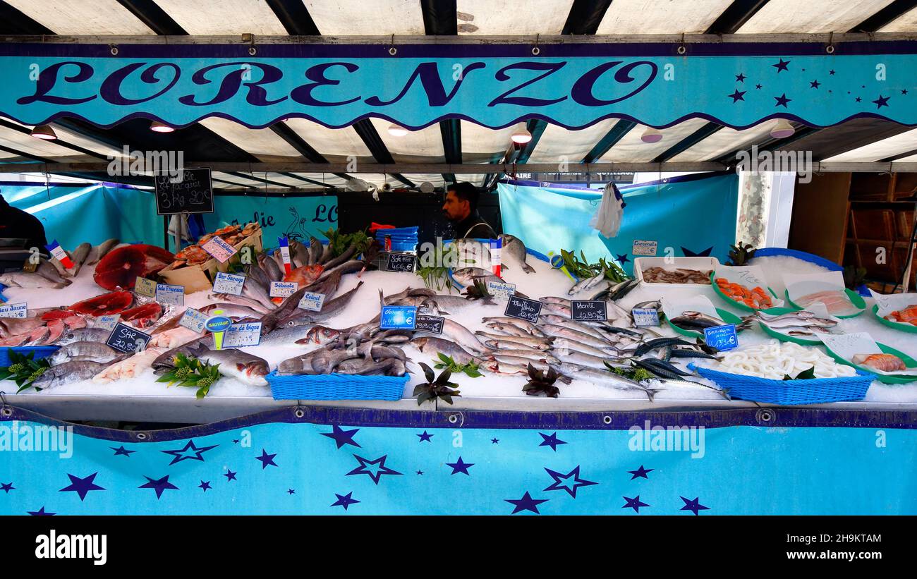 Una mostra di pesce in un mercato agricolo all'aperto nel 11th arr Parigi, Francia. Une poissonnerie au Marché Popincourt dans le 11e de Paris. Foto Stock