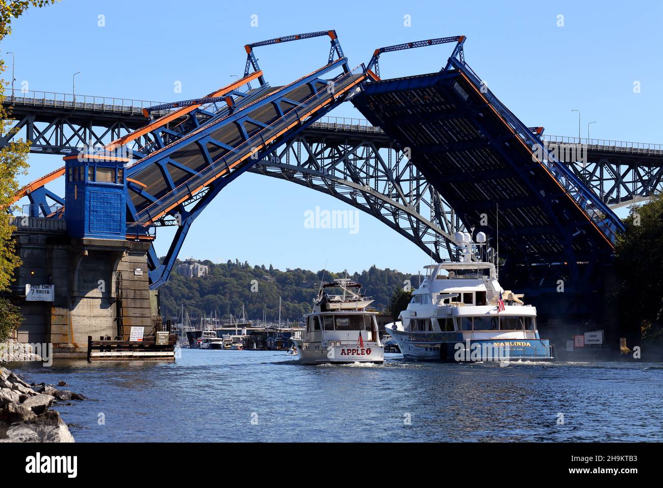 Due barche passando un Fremont Bridge aperto, Seattle, Washington. Foto Stock