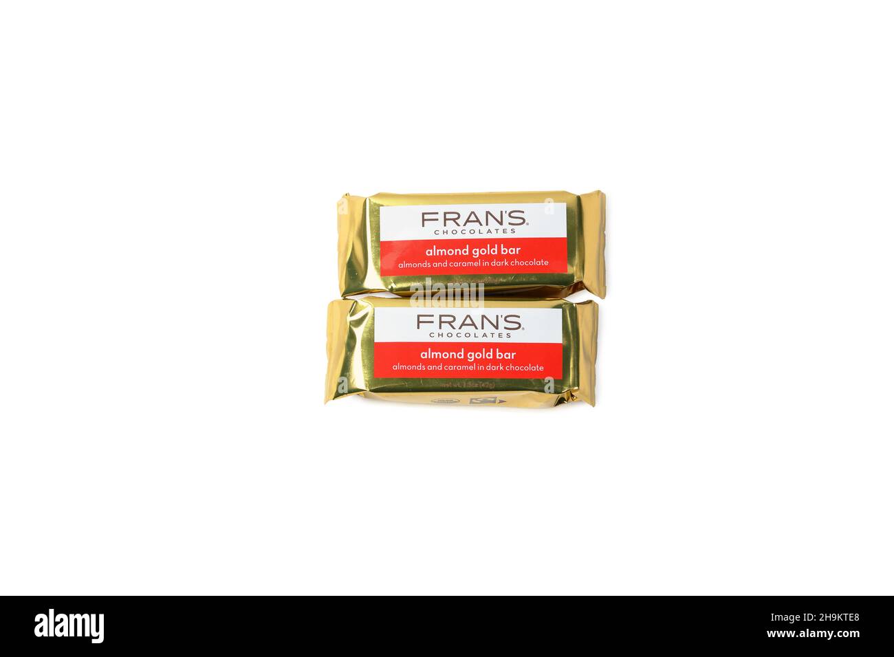 I bar Fran's Chocolates Almond Gold sono isolati su uno sfondo bianco. Mandorle e caramello ricoperti di cioccolato fondente. Foto Stock
