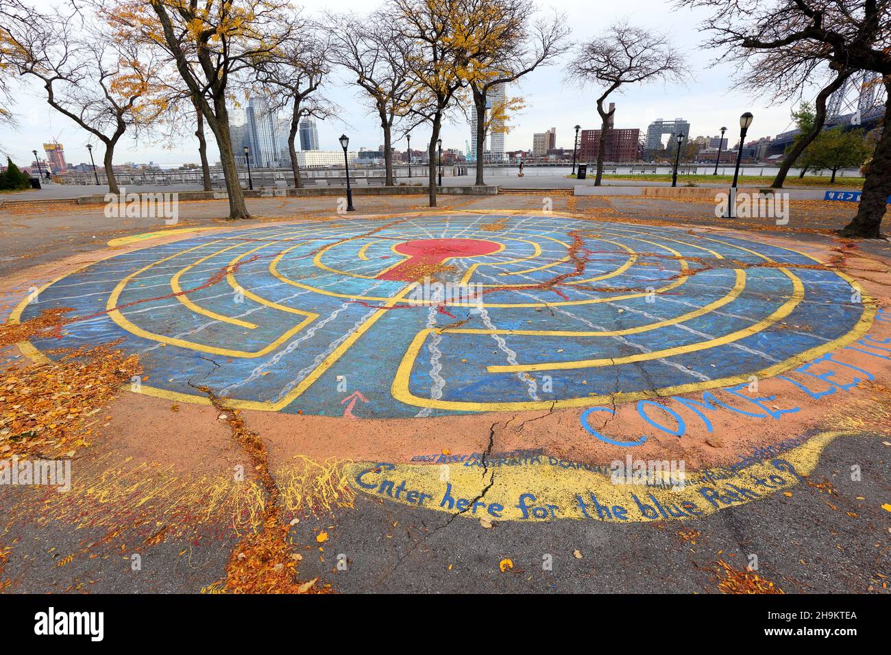 [Storico] East River Reflections Labyrinth, East River Park, New York. Un classico labirinto a 7 circuiti dipinto a terra. Novembre 14, 2021. Foto Stock