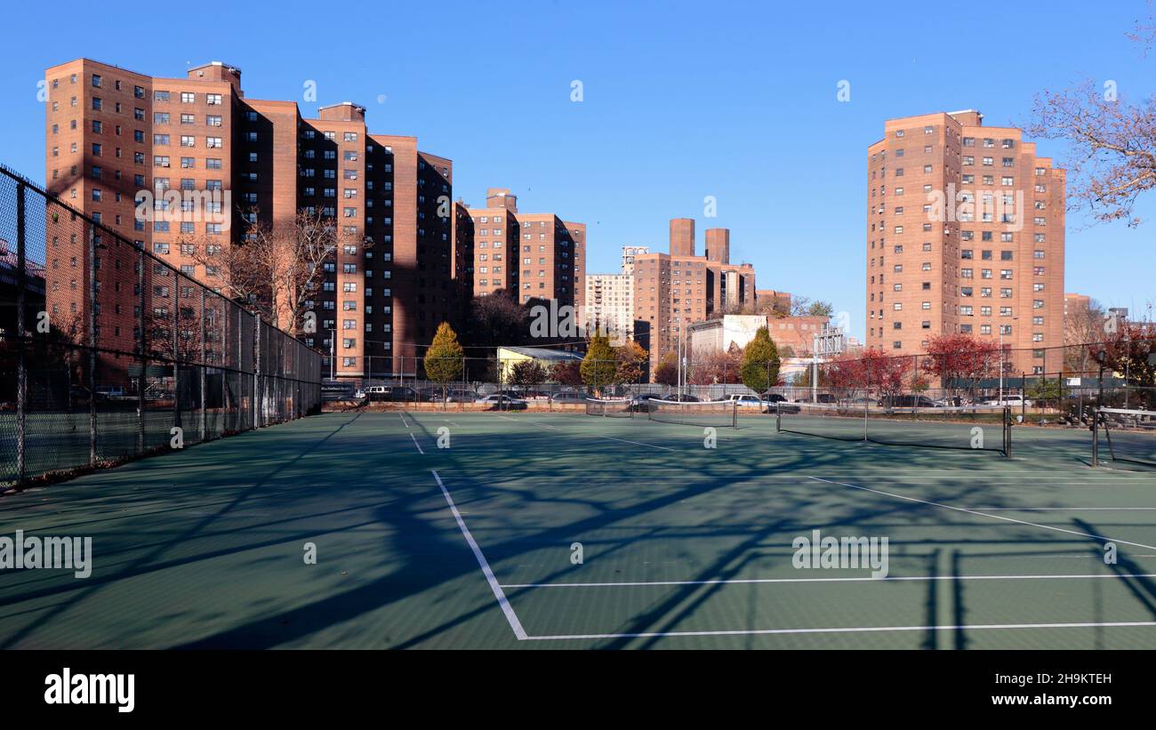 Brian Watkins Tennis Center a East River Park, New York, NYCHA Bernard Baruch Houses, e Lillian Wald Houses in background. Novembre 23, 2021 Foto Stock