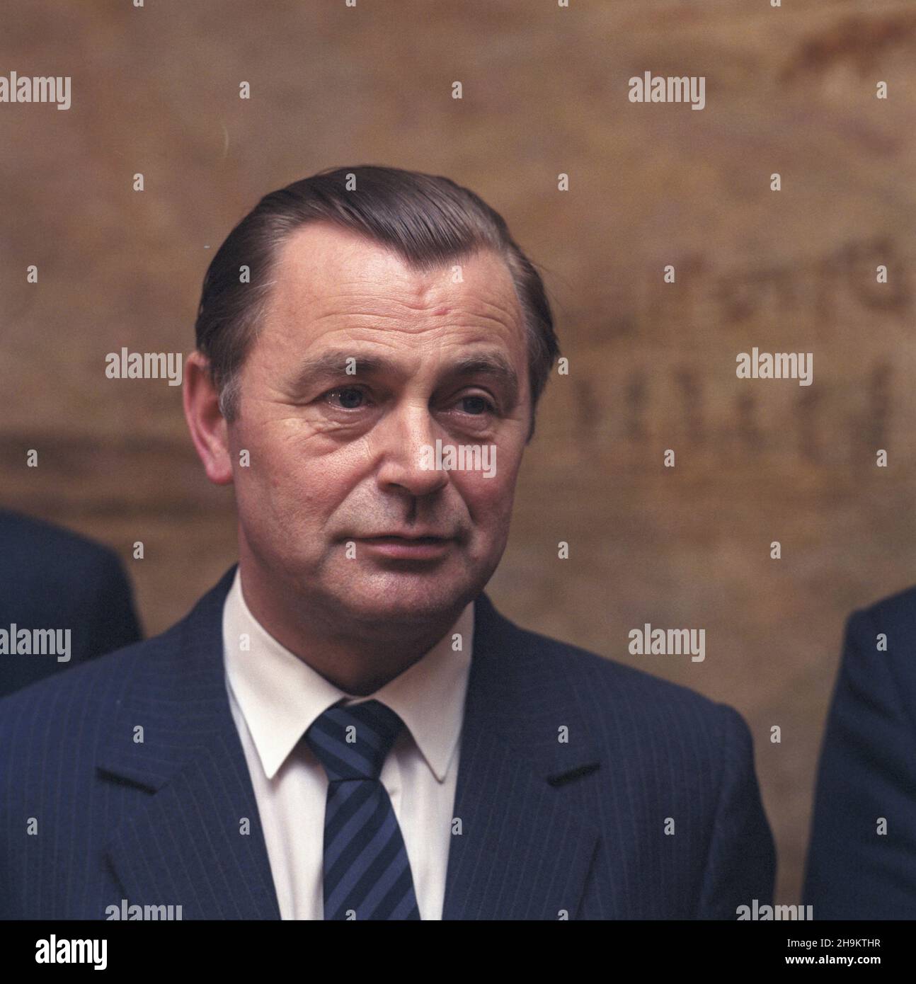 Warszawa 30.04.1986. Prezes Rary Ministrów Zbigniew Messner na uroczystoœci wrêczania medali im. Ludwika Waryñskiego przyznawanych zas³u¿onym dzia³aczom ruchu robotniczego. msa PAP/Jan Morek Varsavia, 30 aprile 1986. Presidente del Consiglio dei Ministri Zbigniew Messner durante la cerimonia di presentazione delle medaglie Ludwik Warynski agli attivisti del movimento operaio. msa PAP/Jan Morek Foto Stock