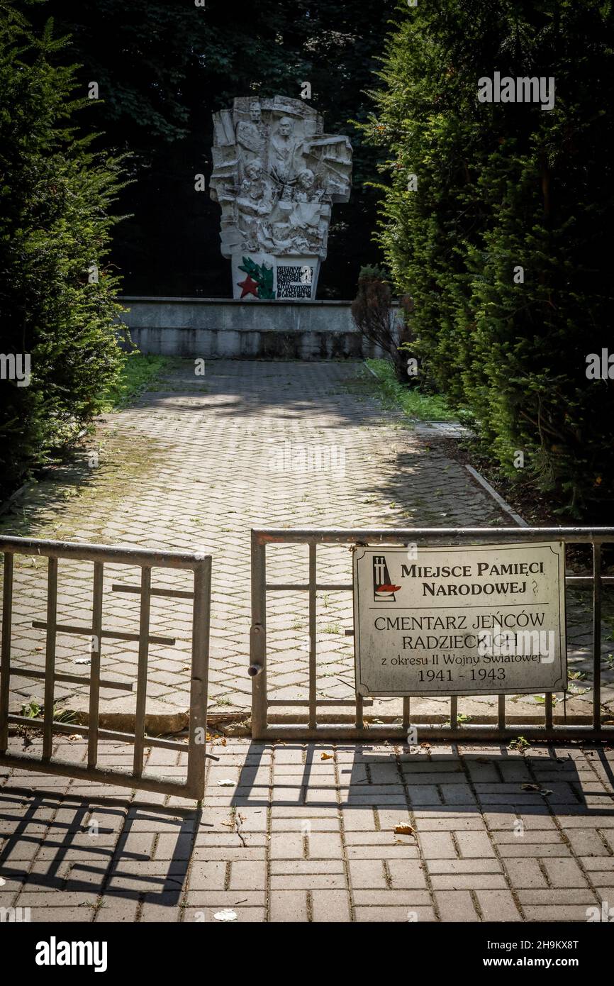 Swiety Krzyz, Polonia - 29 luglio 2021: Porta d'ingresso al cimitero dei prigionieri di guerra sovietici, morto nella custodia nazista durante la seconda guerra mondiale. Foto Stock