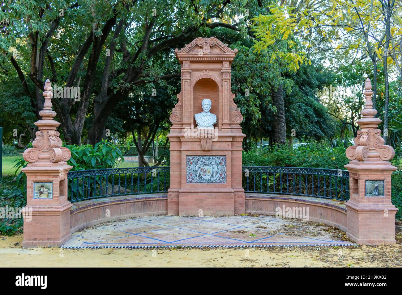 Rotonda per lo scrittore Benito Más y Prat nato a Écija, situato nel parco di María Luisa, Siviglia, Andalusia, Spagna Foto Stock