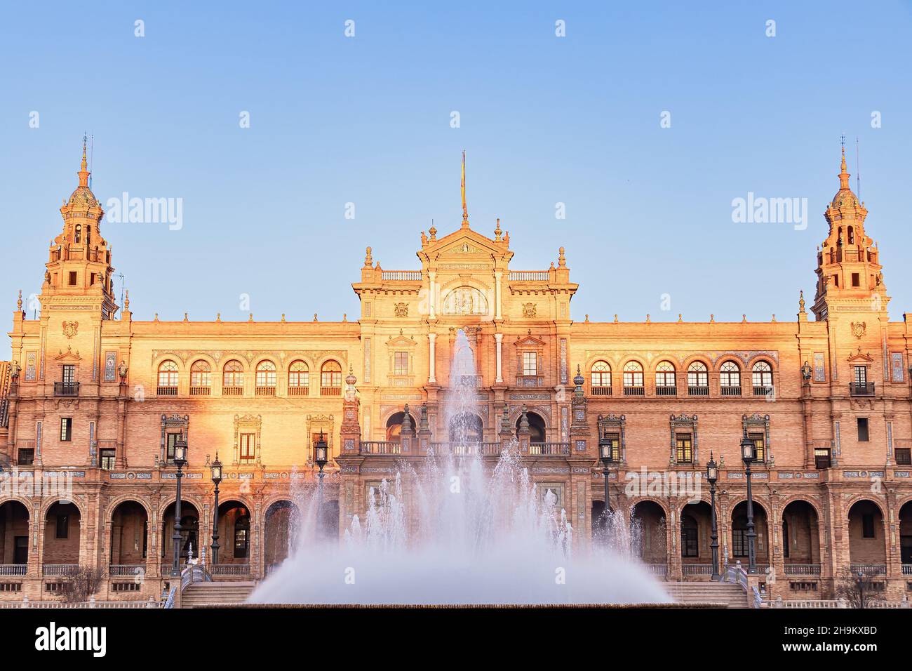 Piazza Spagna, nel Parco Maria Luisa al tramonto, a Siviglia, Spagna. E' un esempio distintivo di elementi di mescolamento del Barocco, del Rinascimento e del Mo Foto Stock