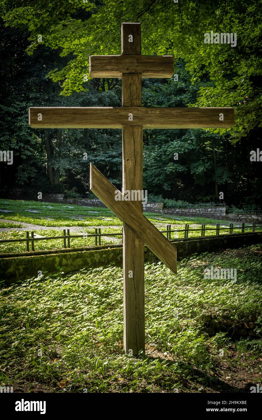 Una croce ortodossa russa in legno con uno sgabello inclinato. Il cimitero dei prigionieri di guerra sovietici, morì nella custodia nazista durante la seconda guerra mondiale, Swiety Krzyz, Polonia. Foto Stock