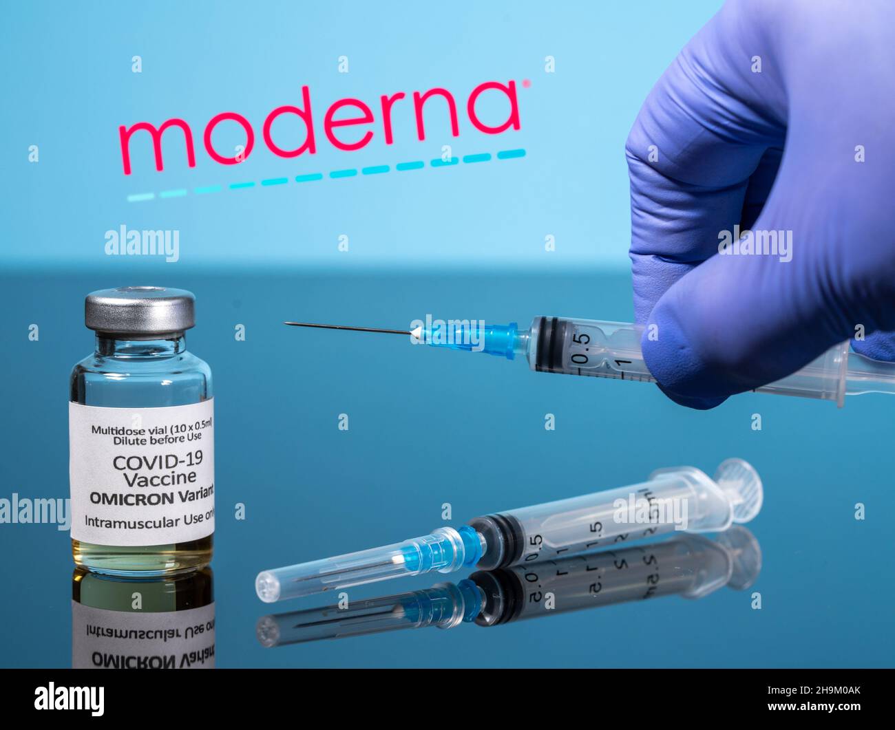 Morgantown, WV - 7 dicembre 2021: Bottiglia piccola di vaccino contro il coronavirus per la variante Omicron con siringa con sfondo del logo moderna Foto Stock