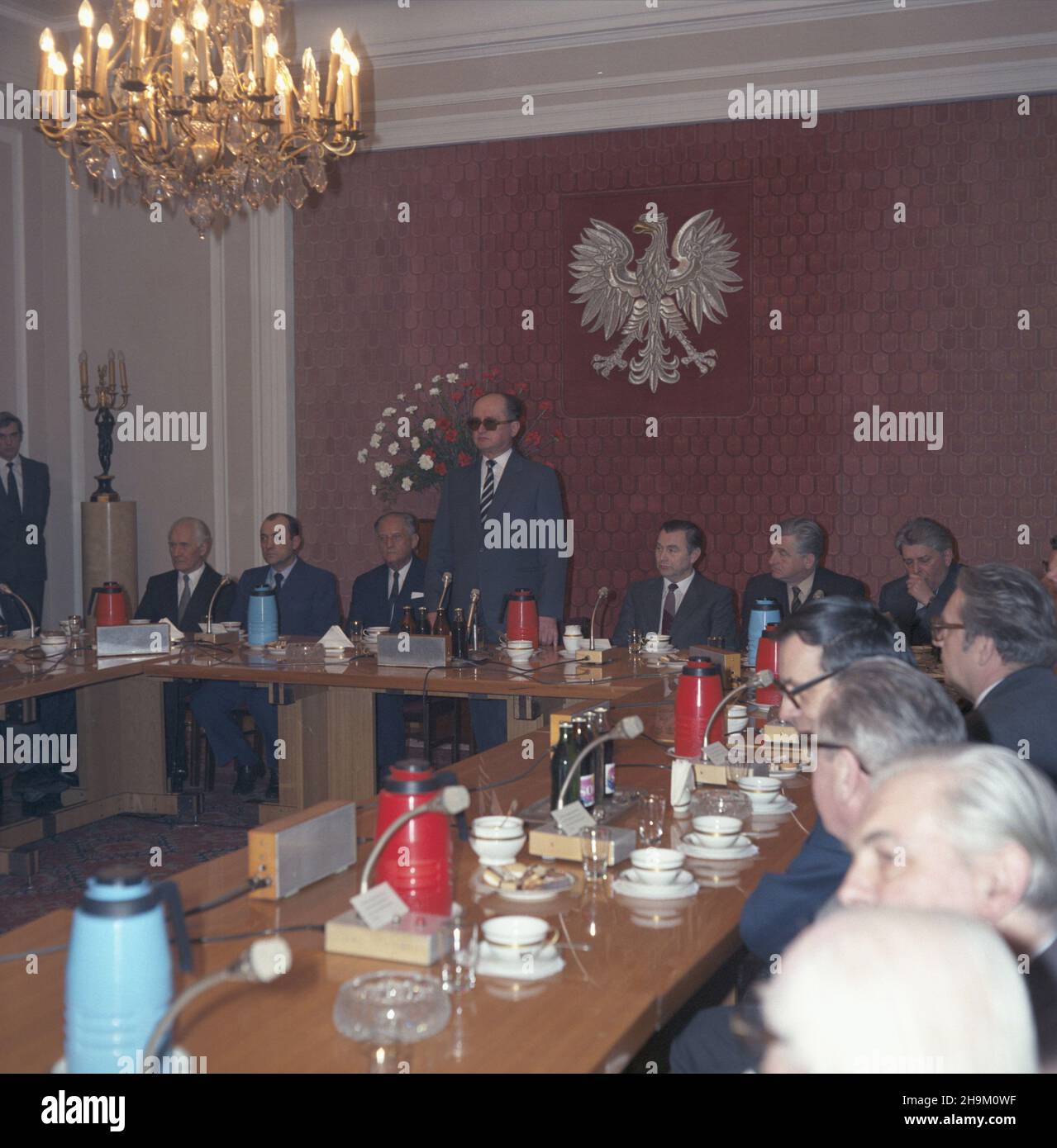 Warszawa 07.03.1986. Spotkanie w Belwederze i sekretarza Komitetu Centralnego Polskiej Zjednoczonej Partii Robotniczej (KC PZPR), przewodnicz¹cego Rady Pañstwa, genera³a armii Wojciecha Jaruzelskiego z uczestnikami III Kongreu Nauki Polskiej. Za sto³em od prawej: cz³onek Biura Politycznego, sekretarz KC PZPR pose³ Tadeusz Porêbski, zastêpca przewodnicz¹cego Rady Pañstwa Kazimierz Barcikowski, Premier Zbigniew Messner, gen. Wojciech Jaruzelski. mw PAP/Tadeusz ZagoŸdziñski Varsavia 07 marzo 1986. Primo segretario del Partito operaio dell'Unit Polacco e presidente generale del Consiglio di Stato WO Foto Stock