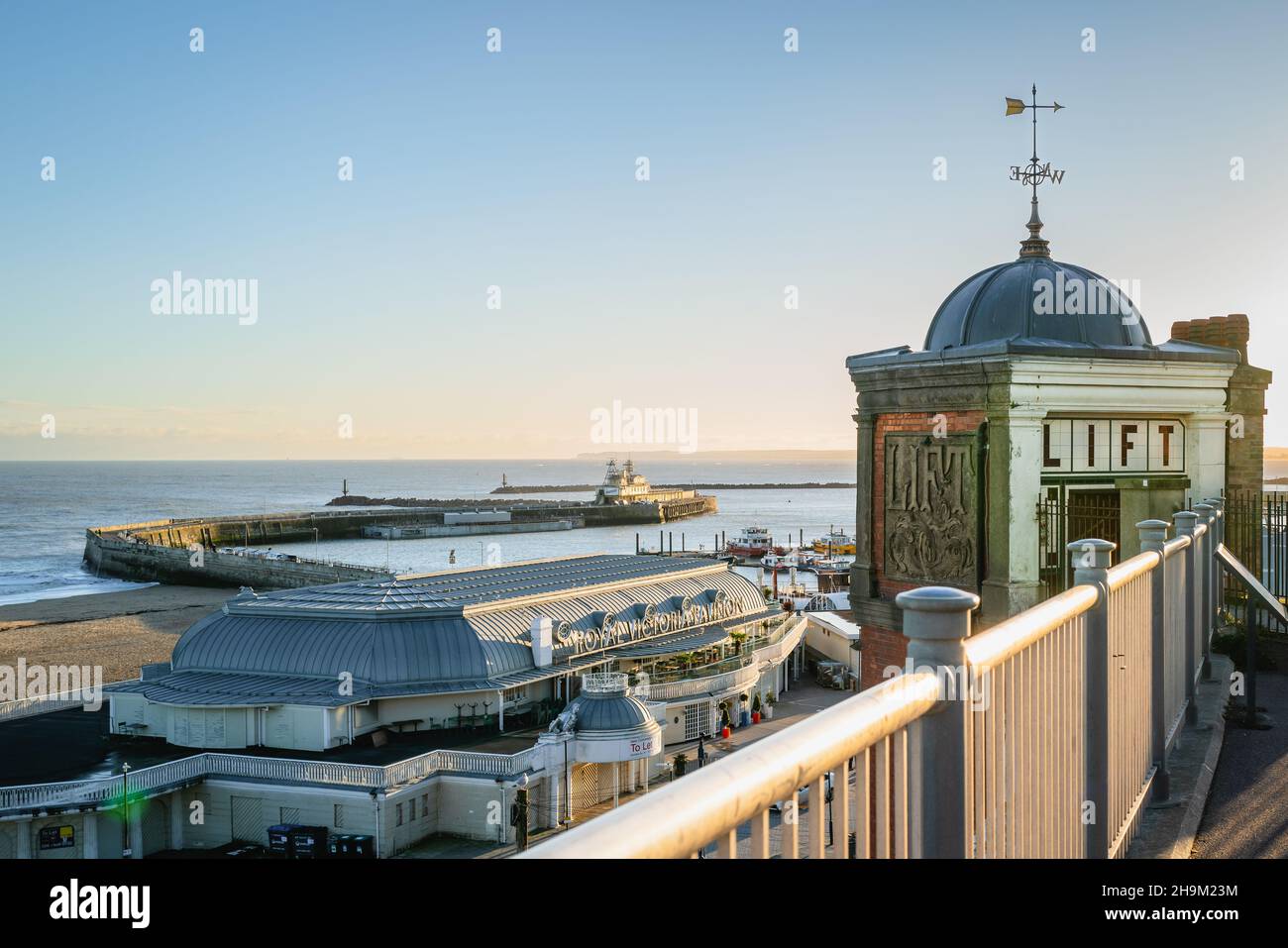 Ramsgate, UK - Nov 28 2021 Wellington Crescent Cliff Lift, un ascensore di grado II edoardiano elencato sopra le sabbie principali di Ramsgate, il Royal Pavilion Foto Stock