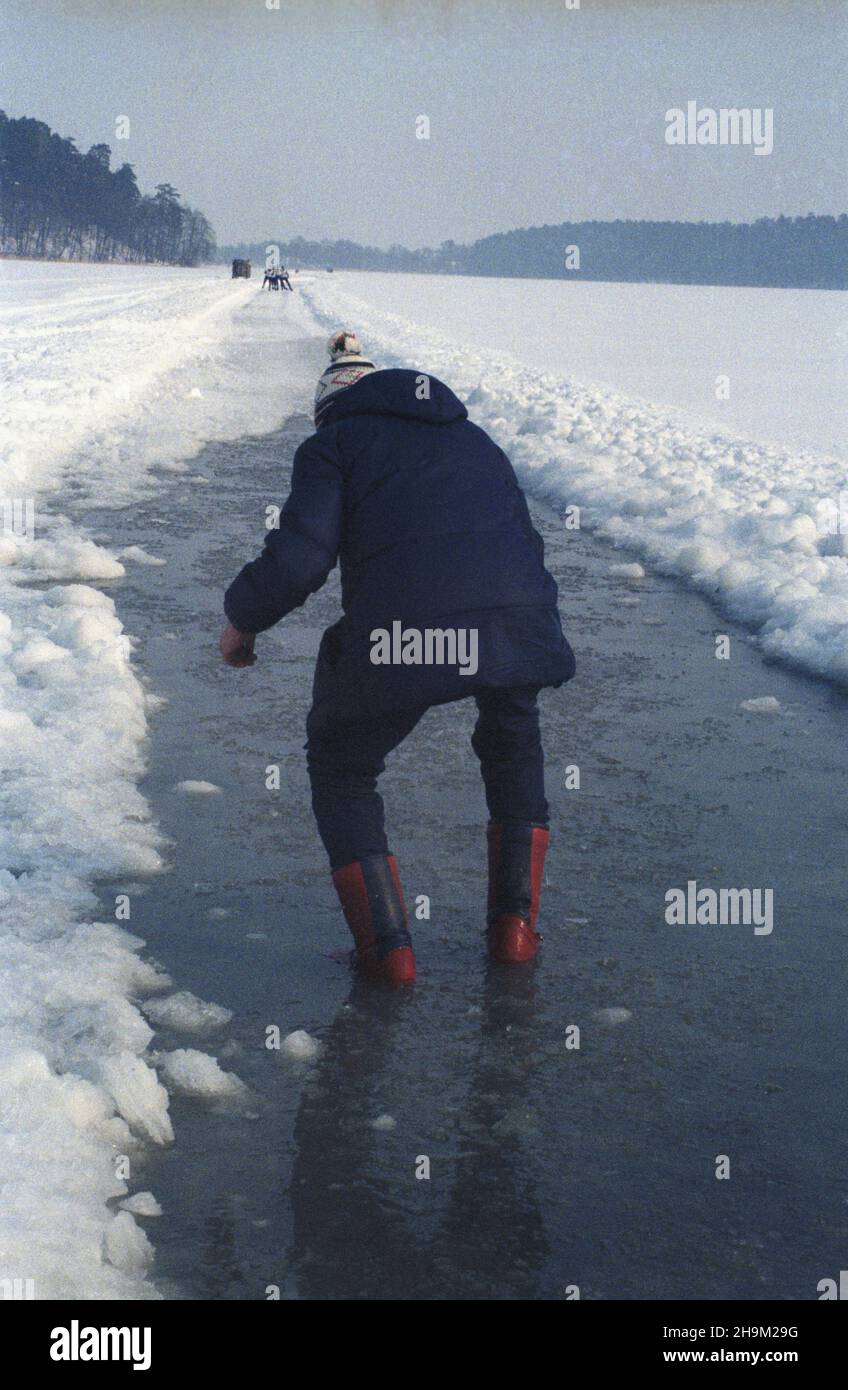 Miko³ajki 02.1986. Maraton ³y¿wiarski zorganisowany przez Holendrów na jeziorach mazurskich. Uczestnicy startowali te¿ w triatlonie - wyœcigu na ³y¿wach, rowerze i nartach. Odwil¿ roztopi³a czêœæ trasy maratonu. mw PAP/Tadeusz ZagoŸdziñski Dok³adny dzieñ wydarzenia nieustalony. Mikolajki Febbraio 1986. Una maratona di pattinaggio organizzata da Dutchmen sui Laghi Masusriani. I partecipanti hanno gareggiato in triathlon - il pattinaggio, il bicykle e la gara di sci. Nella foto: Il disgelo sciolse la neve sul percorso della maratona. PAP/Tadeusz Zagozdzinski Data esatta sconosciuta. Foto Stock