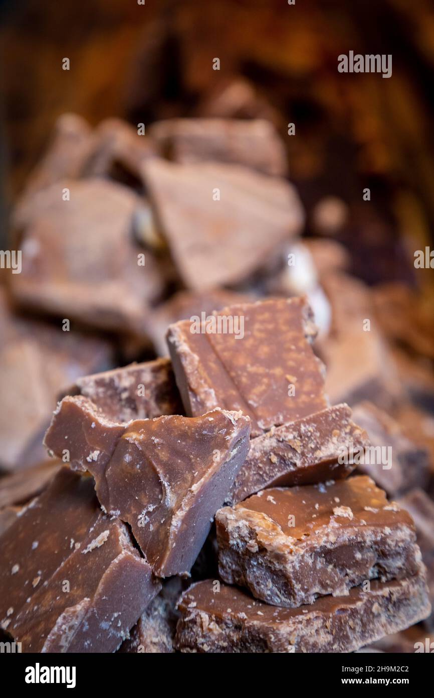 Un primo piano di fudge in vendita, con una profondità di campo poco profonda Foto Stock