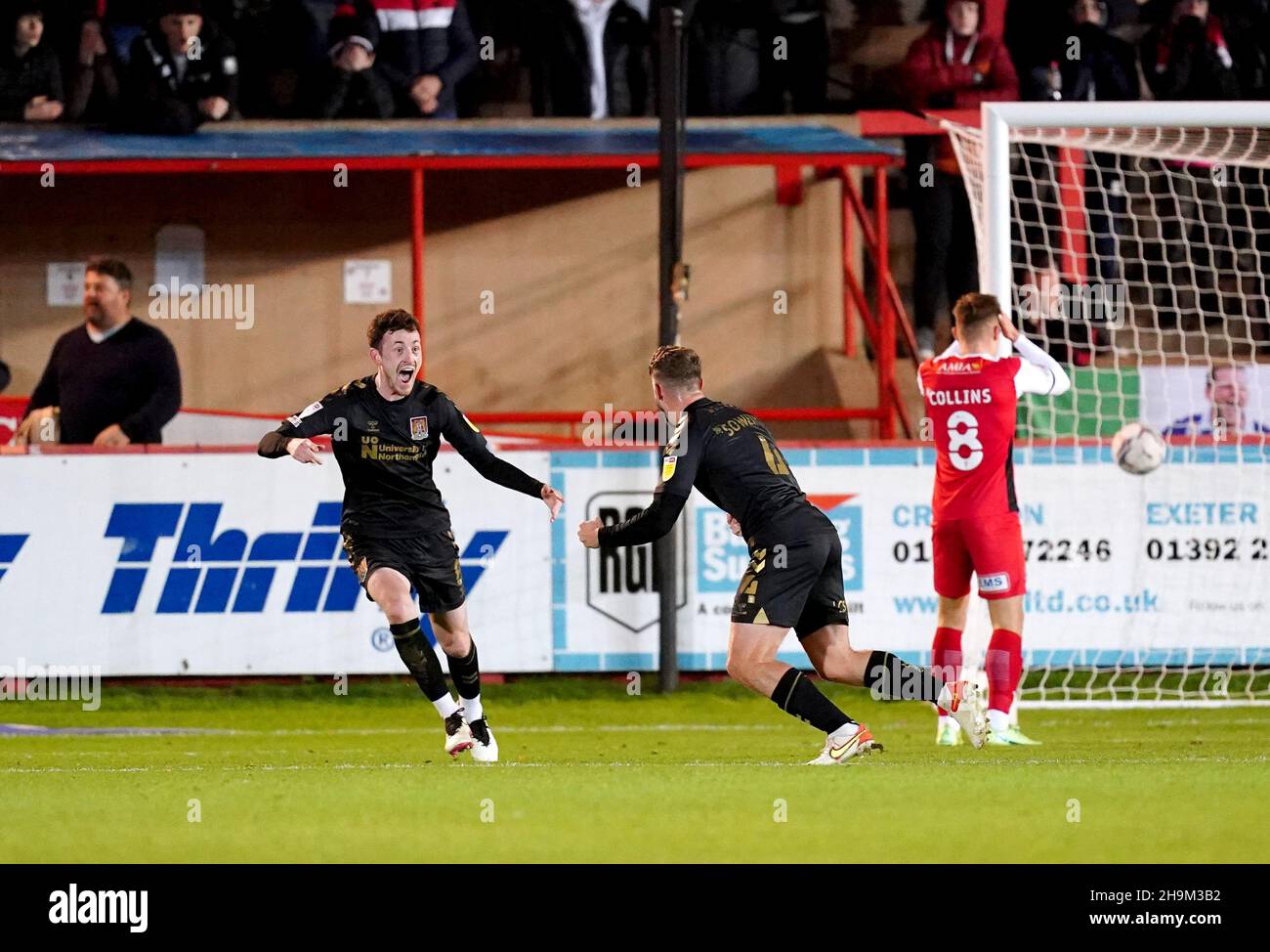 Il Jack Sowerby (centro) di Northampton Town celebra il primo gol del gioco del suo lato durante la partita della Sky Bet League Two al St James Park, Exeter. Data foto: Martedì 7 dicembre 2021. Foto Stock