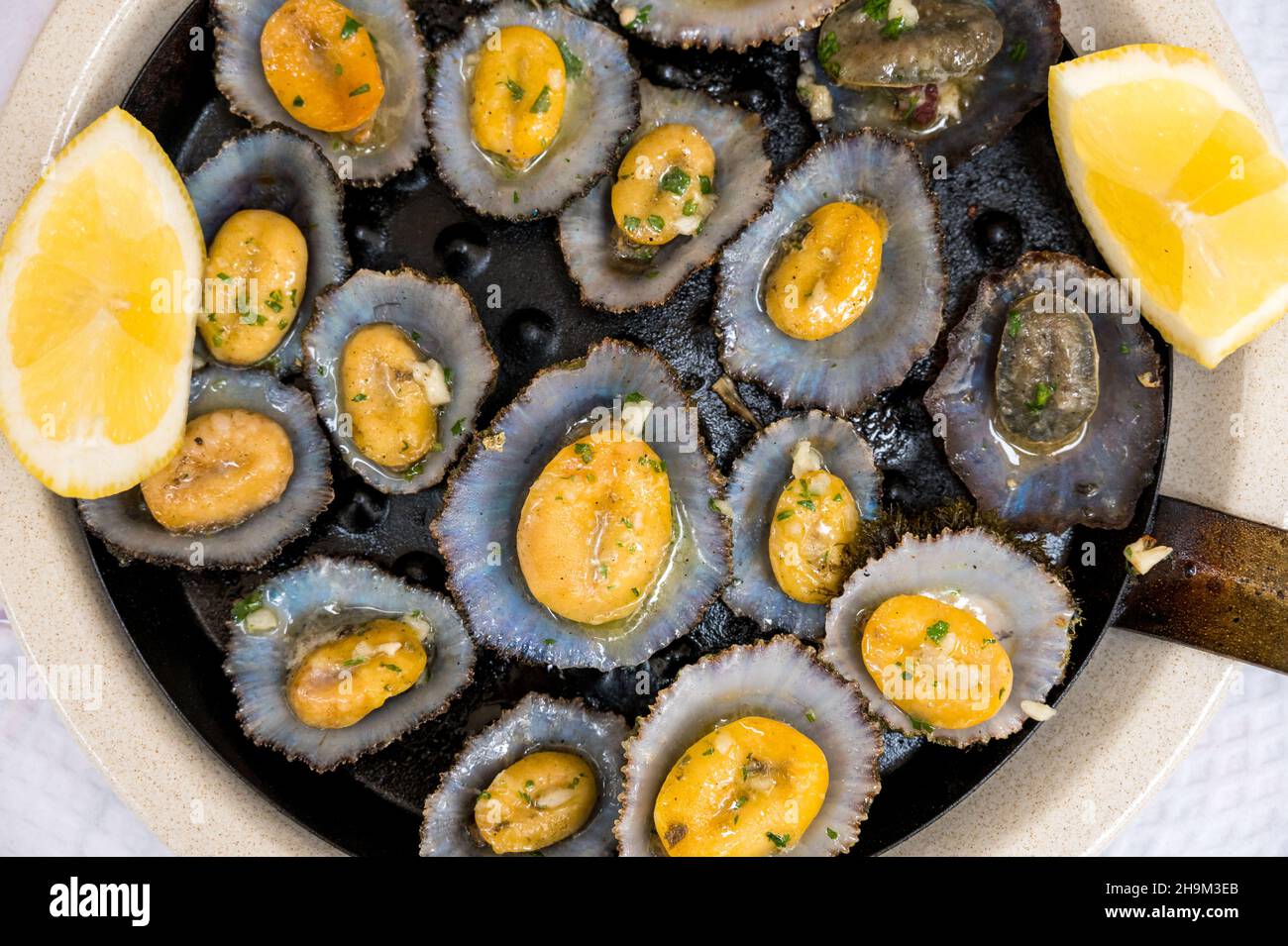 gustosi frutti di mare - limette alla griglia servite con limone. Foto Stock