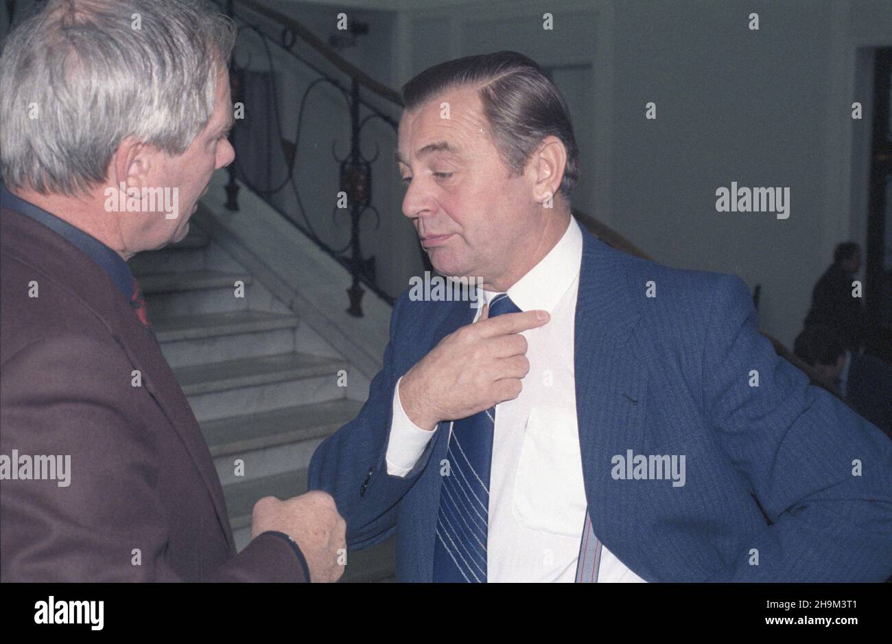 Warszawa 09.12.1985. Pos³owie Sejmu IX kadencji podczas przerwy w obradach. NZ. Nowo mianowany cz³onek Rady Pañstwa, przewodnicz¹cy Ogólnopolskiego Porozumienia Zwi¹zków Zawodowych (OPZZ) pose³ Alfred Miodowicz (L), obok Premier Zbigniew Messner. mw PAP/Tadeusz ZagoŸdziñski Varsavia, 9 dicembre 1985. MPS del 9 ° mandato di casa inferiore durante una pausa nei dibattiti. Nella foto, recentemente nominato membro del Consiglio di Stato e capo della All-Polish Alliance of Trade Unions (OPZZ) Alfred Miodowicz (l), primo ministro Zbigniew Messner. mw PAP/Tadeusz Zagozdzinski Foto Stock