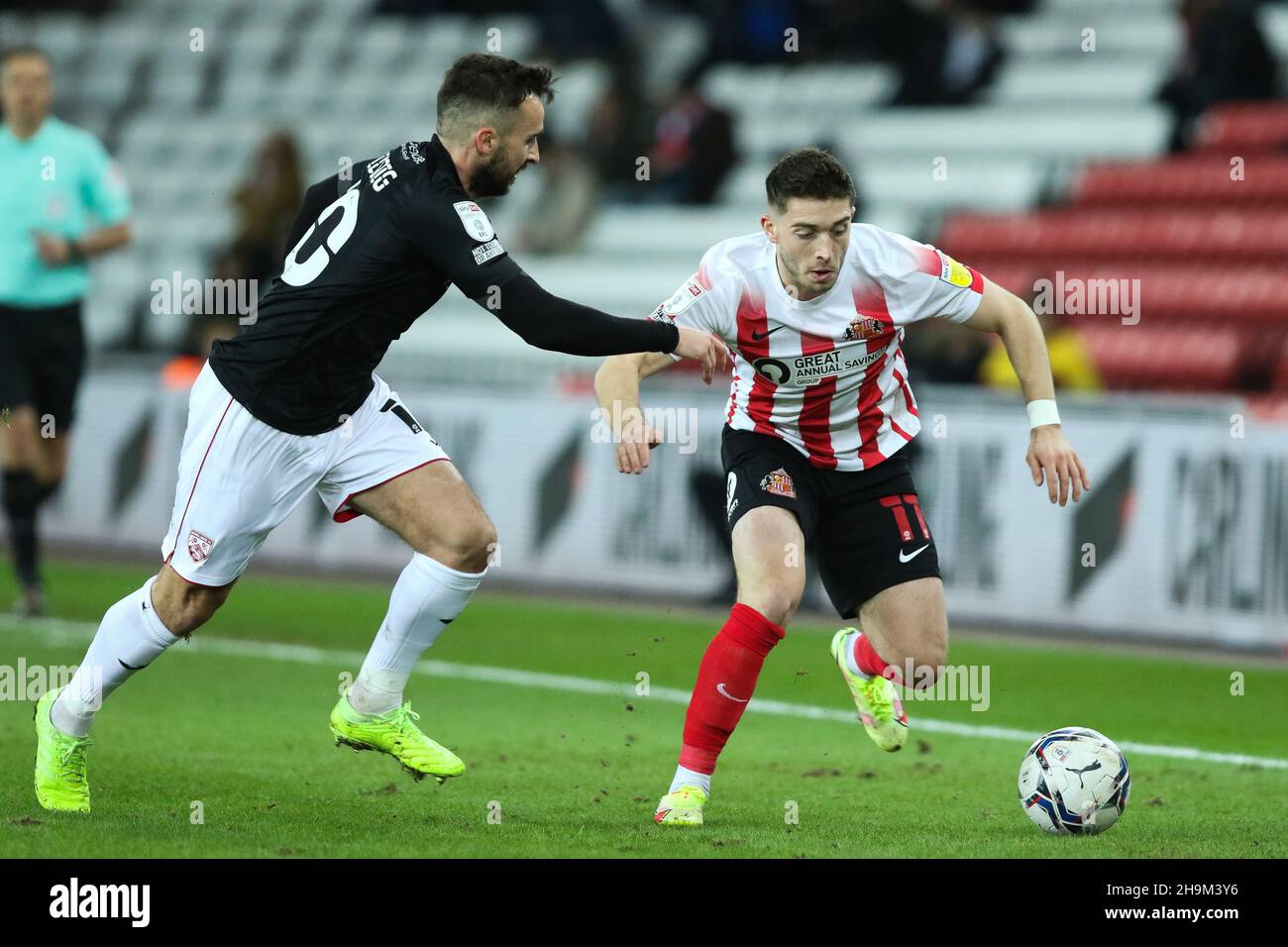 SUNDERLAND, GBR. 7 DICEMBRE Lynden Gooch di Sunderland e Aaron Wildig di Morecambe in azione durante la partita della Sky Bet League 1 tra Sunderland e Morecambe allo Stadio della luce di Sunderland martedì 7 dicembre 2021. (Credit: Will Matthews | MI News) Credit: MI News & Sport /Alamy Live News Foto Stock