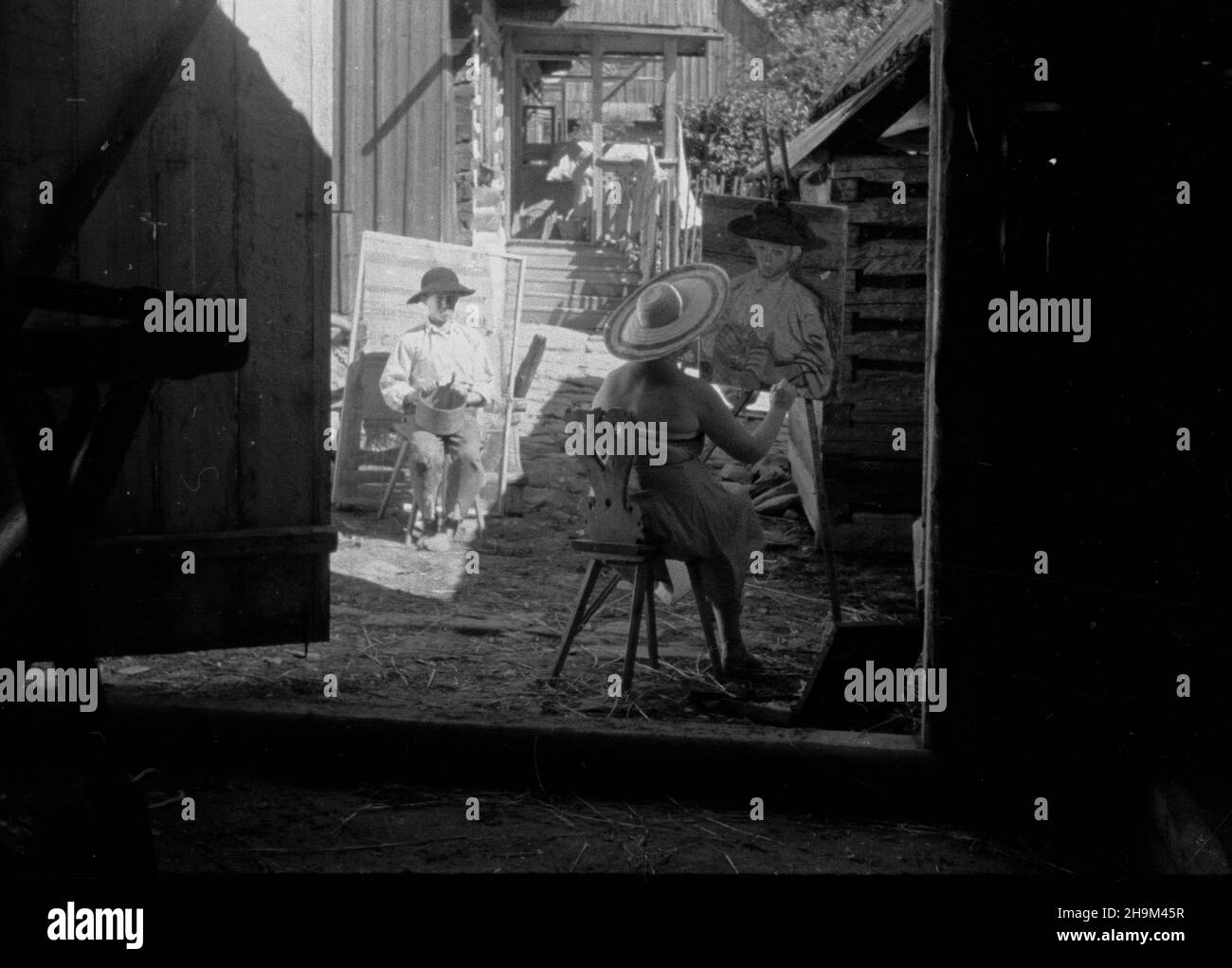 Szlimbark, 1948-09. Plener malarski artystów plastyków. NZ. Walentyna Szymonowicz maluje portret ma³ego górala. mw PAP Dok³adny dzieñ wydarzenia nieustalony. Szlembark, 1948 settembre. Verniciatura ad aria plein. Nella foto: Walentyna Szymonowicz dipinge un piccolo highlander. mw PAP Foto Stock