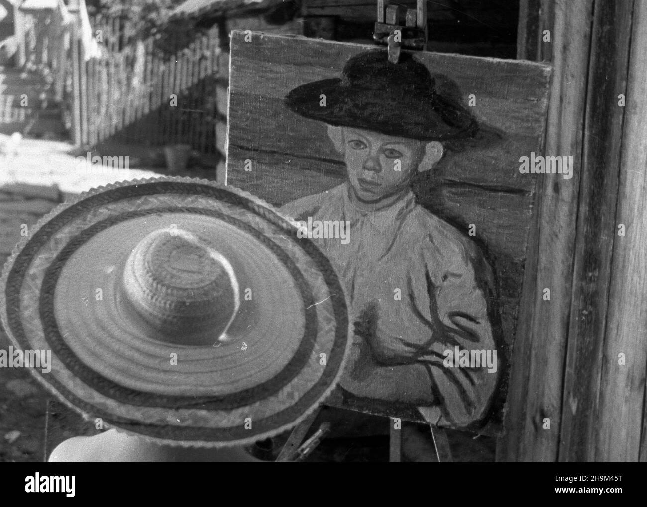Szlimbark, 1948-09. Plener malarski artystów plastyków. NZ. Walentyna Szymonowicz maluje portret ma³ego górala. mw PAP Dok³adny dzieñ wydarzenia nieustalony. Szlembark, 1948 settembre. Verniciatura ad aria plein. Nella foto: Walentyna Szymonowicz dipinge un piccolo highlander. mw PAP Foto Stock