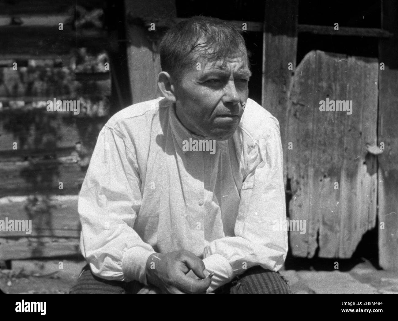 Szlimbark, 1948-09. Plener malarski artystów plastyków. Tadeusz Kulisiewicz swoimi practami rozs³awi³ tê wieœ, teraz przygotowuje m.in. Cykl drzeworytów z Podhala. NZ. ch³op pozuj¹cy Tadeuszowi Kulisiewiczowi. mw PAP Dok³adny dzieñ wydarzenia nieustalony. Szlembark, 1948 settembre. Pittura Plein-air. Tadeusz Kulisiewicz, la cui arte ha reso famoso il paese lavorando su una serie di lavori in legno da Podhale. Nella foto: Un agricoltore che posa Tadeusz Kulisiewicz. mw PAP Foto Stock