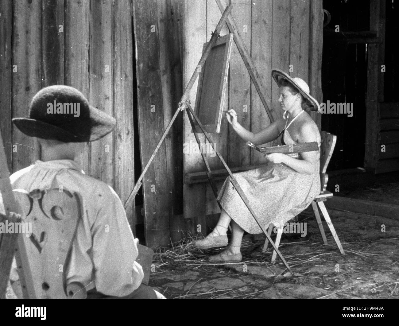 Szlimbark, 1948-09. Plener malarski artystów plastyków. NZ. Walentyna Szymonowicz maluje portret ma³ego górala. mw PAP Dok³adny dzieñ wydarzenia nieustalony. Szlembark, 1948 settembre. Verniciatura ad aria plein. Nella foto: Walentyna Szymonowicz dipinge un piccolo highlander. mw PAP mw PAP Foto Stock
