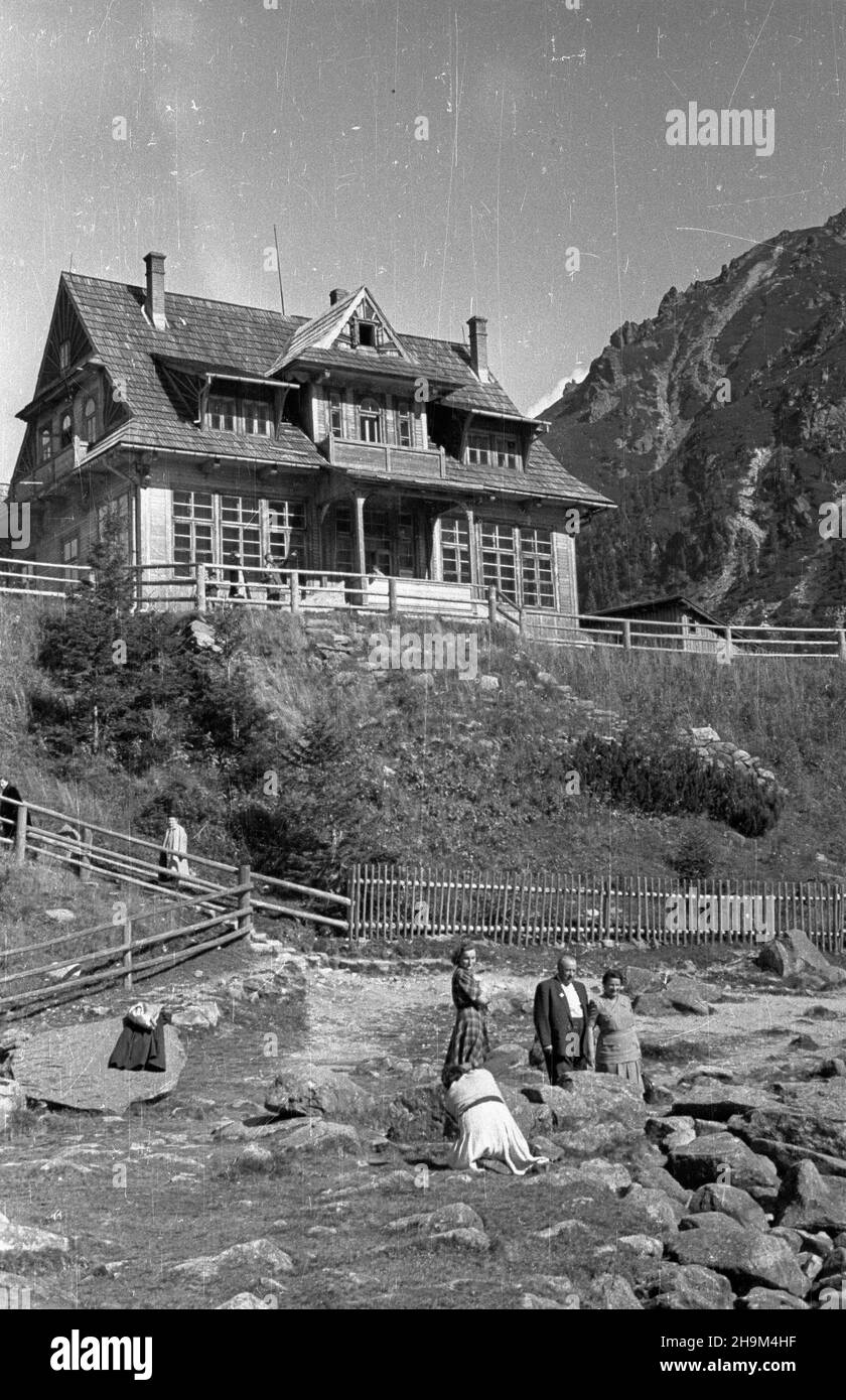 Polska, 1948-09. Schronisko nad Morskim Okiem (jezioro w Tatrach, po³o¿One w Dolinie Rybiego Potoku u stóp Miêguszowieckich Szczytów). msa PAP Dok³adny dzieñ wydarzenia nieustalony. Polonia, 1948 settembre. Un ostello a Morskie Oko (un lago nei Monti Tatra, nella valle Rybi Potok ai piedi del Monte Mieguszowieckie Szczyty). msa PAP Foto Stock