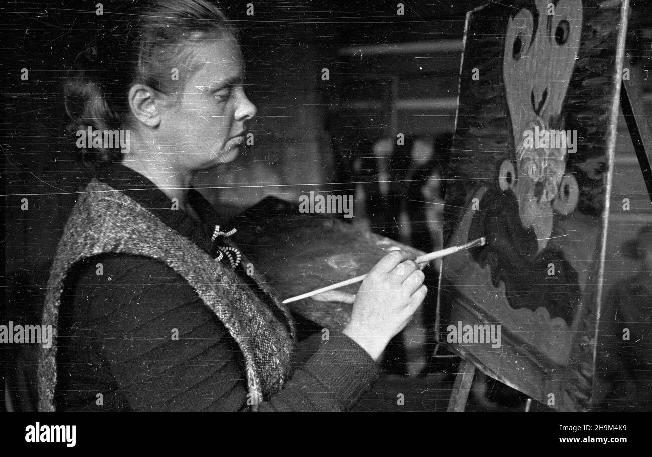 Szlimbark, 1948-09. Plener malarski artystów plastyków. NZ. Walentyna Szymonowicz. msa PAP Dok³adny dzieñ wydarzenia nieustalony. Szlembark, 1948 settembre. Un Workshop di pittura Plein Air. Nella foto: Walentyna Szymonowicz. msa PAP Foto Stock