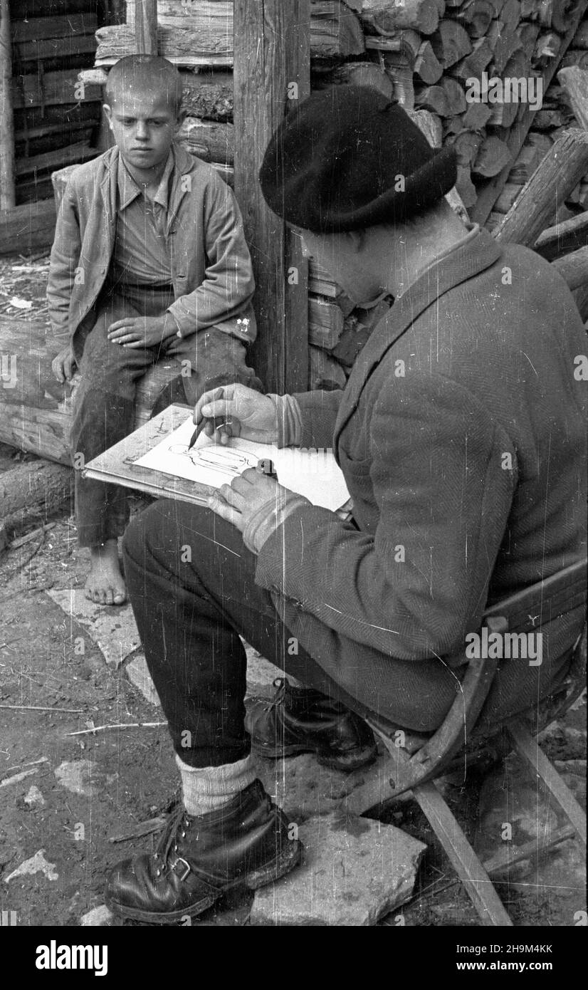 Szlimbark, 1948-09. Plener malarski artystów plastyków. NZ. Jerzy Mierzejewski szkicuje portret ch³opca. msa PAP Dok³adny dzieñ wydarzenia nieustalony. Szlembark, 1948 settembre. Un Workshop di pittura Plein Air. Nella foto: Jerzy Mierzejewski traccia un ritratto di un ragazzo. msa PAP Foto Stock