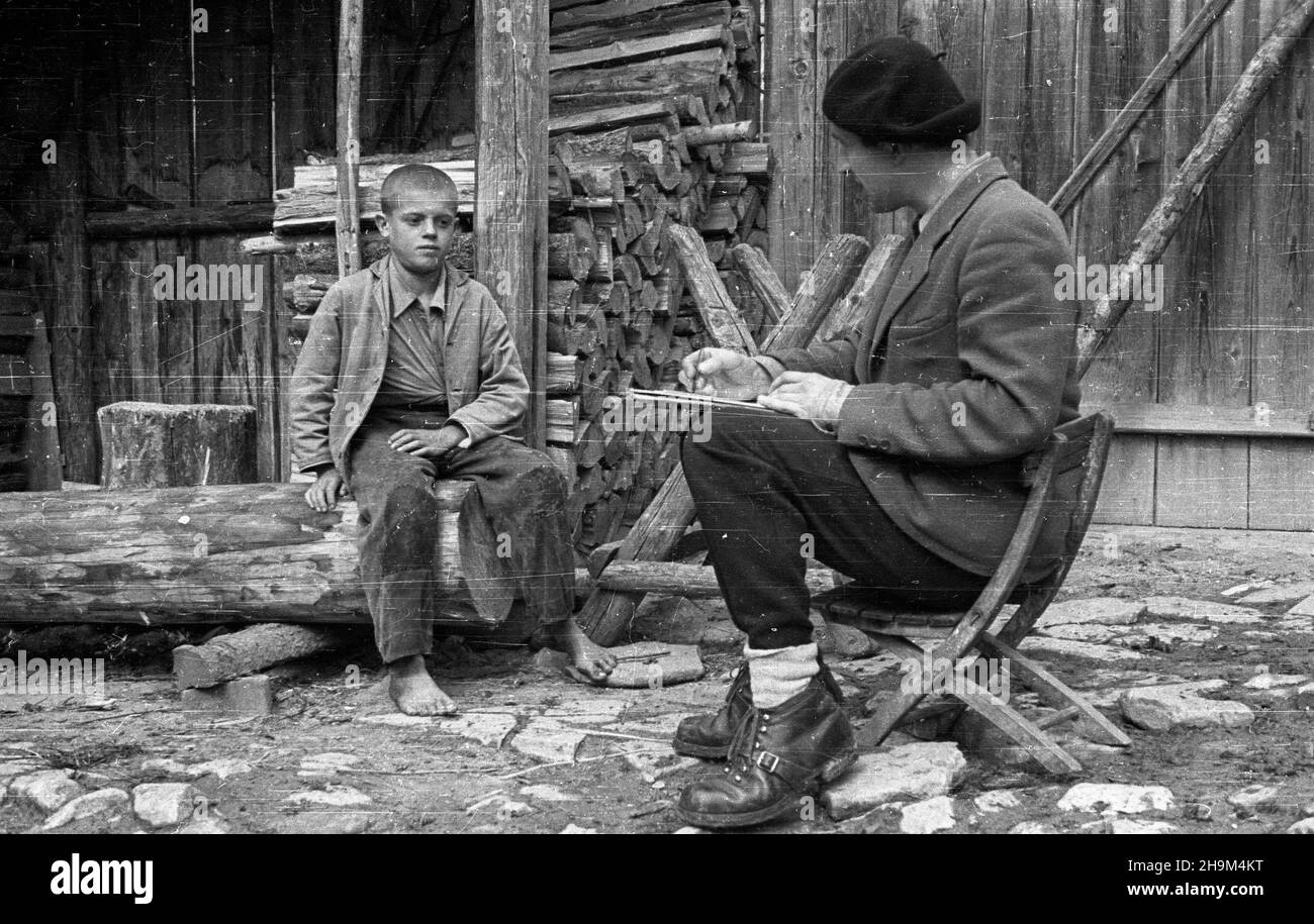 Szlimbark, 1948-09. Plener malarski artystów plastyków. NZ. Jerzy Mierzejewski szkicuje portret ch³opca. msa PAP Dok³adny dzieñ wydarzenia nieustalony. Szlembark, 1948 settembre. Un Workshop di pittura Plein Air. Nella foto: Jerzy Mierzejewski traccia un ritratto di un ragazzo. msa PAP Foto Stock