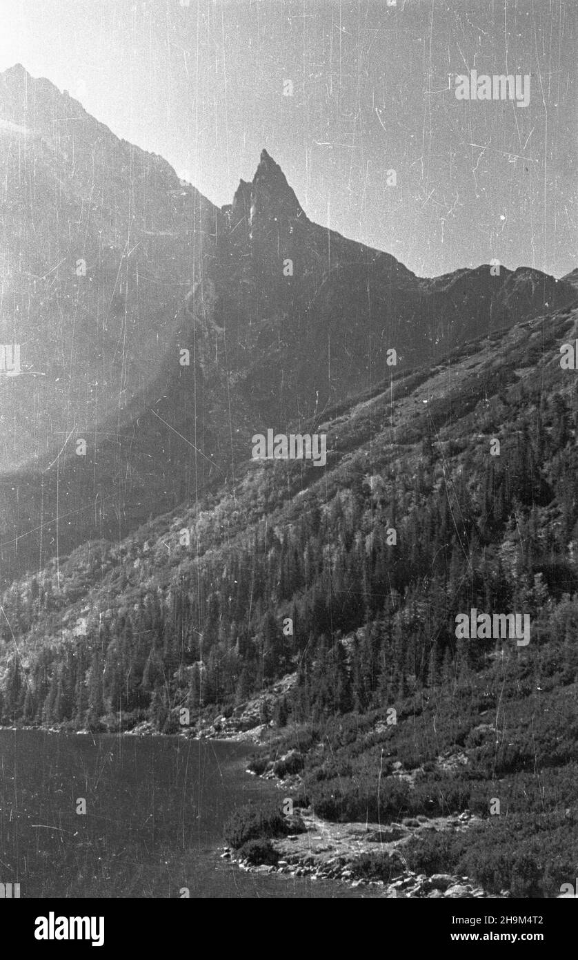 Polska, 1948-09. Morskie Oko, jezioro w Tatrach, po³o¿One w Dolinie Rybiego Potoku u stóp Miêguszowieckich Szczytów. Z lewej szczyt Cubryna, obok Mnich. msa PAP Dok³adny dzieñ wydarzenia nieustalony. Polonia, 1948 settembre. Morskie Oko, un lago dei Monti Tatra, nella valle di Rybi Potok ai piedi del monte Mieguszowieckie Szczyty. Sulla sinistra una cime di Cubryn e Mnich. msa PAP Foto Stock