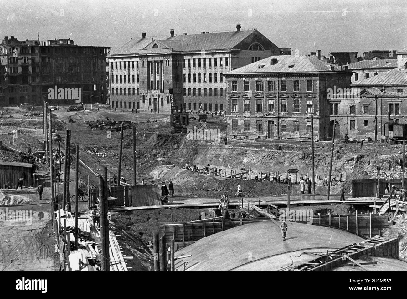 Warszawa, 1948-09. Budowa tunelu Trasy W-Z - ci¹gu komunikacyjnego Wschód-Zachód. NZ. Prace u wylotu tunelu ³¹cz¹cego wiadukt mostu Œl¹sko-D¹browskiego z ulic¹ Miodow¹. W g³êbi: Gmach Hipoteki Warszawskiej, zabudowania klasztoru Zakonu Braci Mniejszych Kapucynów. ka PAP Dok³adny dzieñ wydarzenia nieustalony. Varsavia, 1948 settembre. La costruzione della linea di comunicazione W-Z (Est-Ovest). Nella foto: Lavoro all'ingresso del tunnel che collega il ponte Slasko-Dabrowski con Miodowa Street. Sullo sfondo la costruzione di Varsavia Mortage Rgister, sede dei Monaci Francescani, Ordo P. Foto Stock