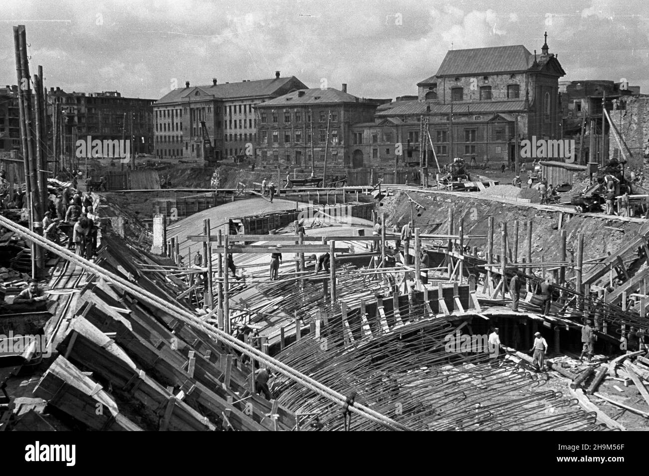 Warszawa, 1948-09. Budowa tunelu Trasy W-Z - ci¹gu komunikacyjnego Wschód-Zachód. NZ. Prace u wylotu tunelu ³¹cz¹cego wiadukt mostu Œl¹sko-D¹browskiego z ulic¹ Miodow¹. W g³êbi: Gmach Hipoteki Warszawskiej, zabudowania klasztoru Zakonu Braci Mniejszych Kapucynów i koœció³ Przemienienia Pañskiego. ka PAP Dok³adny dzieñ wydarzenia nieustalony. Varsavia, 1948 settembre. La costruzione della linea di comunicazione W-Z (Est-Ovest). Nella foto: All'uscita dal tunnel che collega il ponte Slasko-Dabrowski con Miodowa Street. Sullo sfondo la costruzione di Varsavia Mortage Rgister, locali o Foto Stock