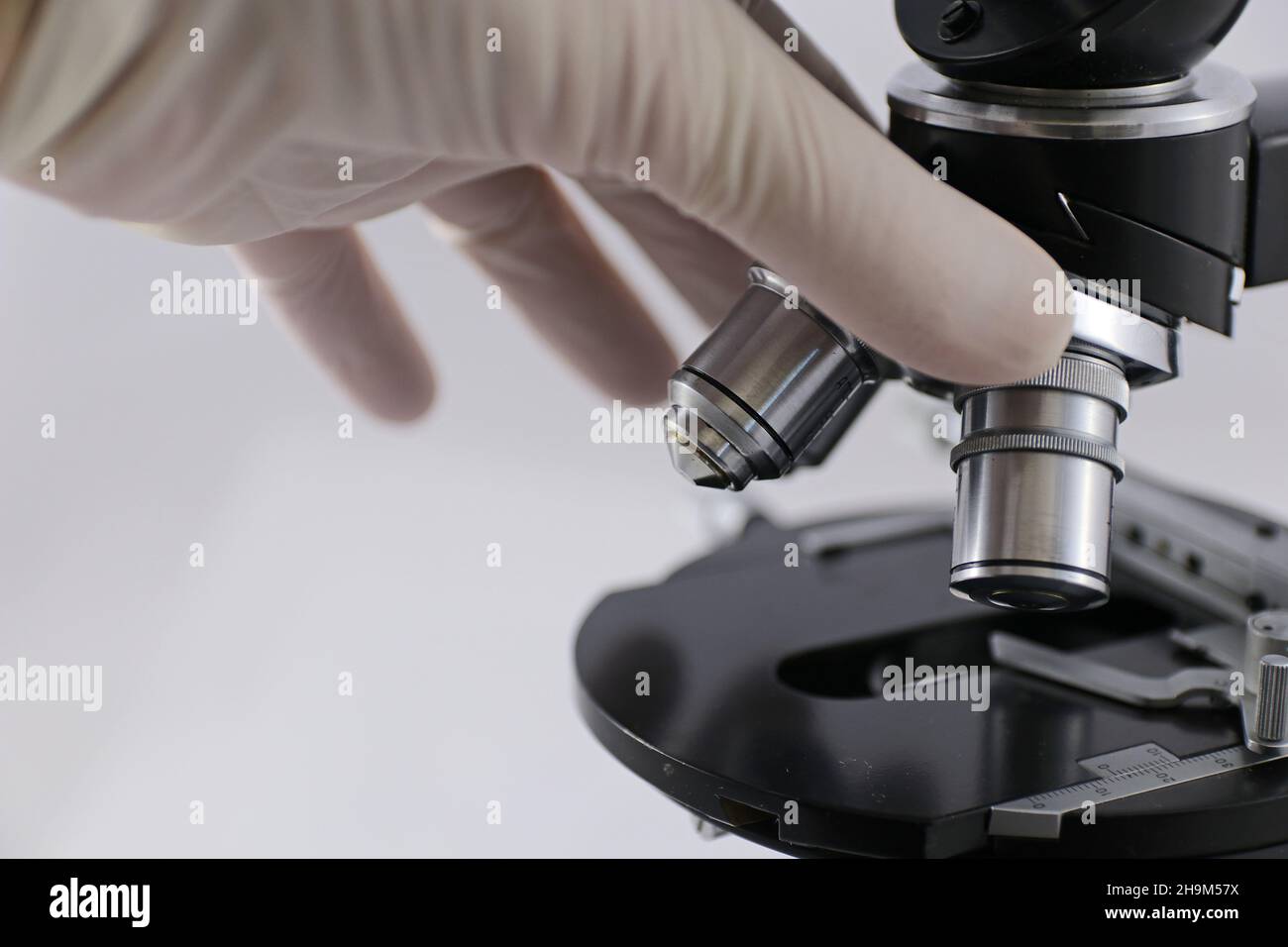 Microscopio con lenti metalliche in laboratorio di ricerca. Sviluppo del vaccino contro il coronavirus. Foto Stock