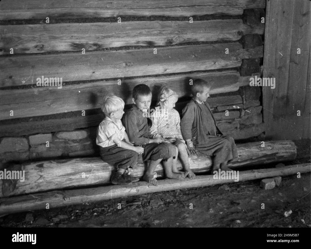 Szlimbark, 1948-09. Plener malarski artystów plastyków. NZ. gruca dzieci pozuje Jerzemu Mierzejewskiemu. mw PAP Dok³adny dzieñ wydarzenia nieustalony. Szlembark, 1948 settembre. Pittura ad aria Plein. Un gruppo di bambini pone Tadeusz Kulisiewicz. mw PAP Foto Stock