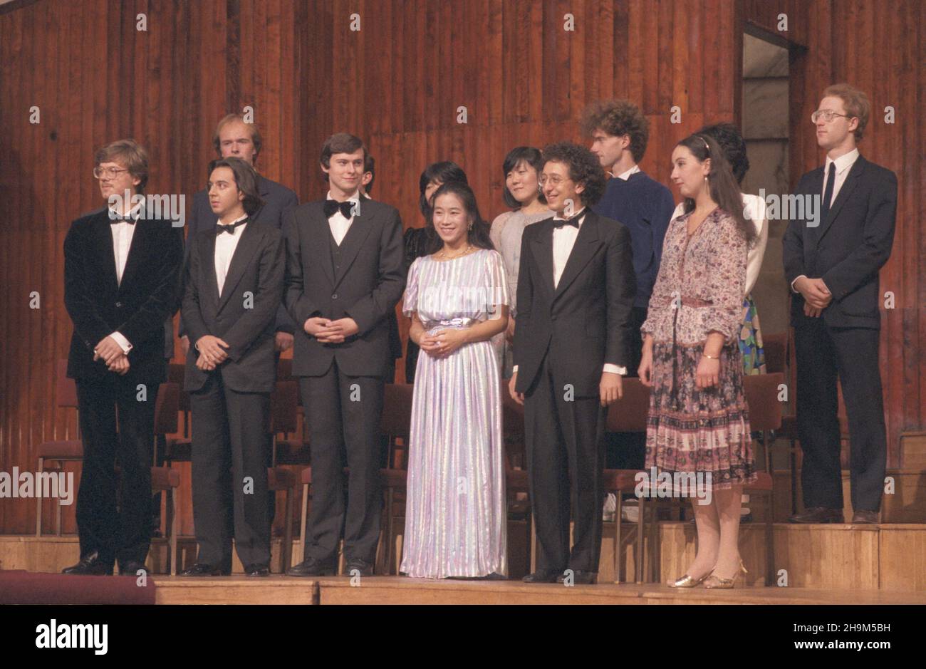 Warszawa 19.10.1985. Finaliœci XI Miêdzynarodowego Konkursu Pianistycznego im. Fryderyka Chopina (1-20 paŸdziernika) na scenie Filharmonii Narodowej. W pierwszym rzêdzie od lewej: Stanis³aw Bunin (ZSRR), Marc Laforet (Francja), Krzysztof Jab³oñski (Polska), Michie Koyama (Japonia), Jean-Marc Luisada (Francja), Tatiana Pikaizen (ZSRR). mw PAP/Jan Morek Varsavia, 19 ottobre 1985. I finalisti del 11° Concorso Internazionale di piano Chopin (ottobre 1-20) insieme sul palcoscenico della Filarmonica di Varsavia. In prima fila da sinistra: Stanislav Bunin (URSS), Marc Laforet (Francia), Krzysztof Jablons Foto Stock