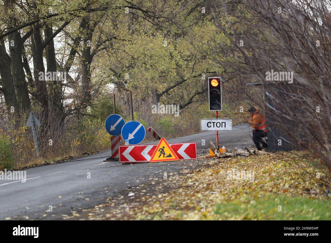 Riparazione su strada. Ci sono indicazioni stradali sulla strada. Foto Stock