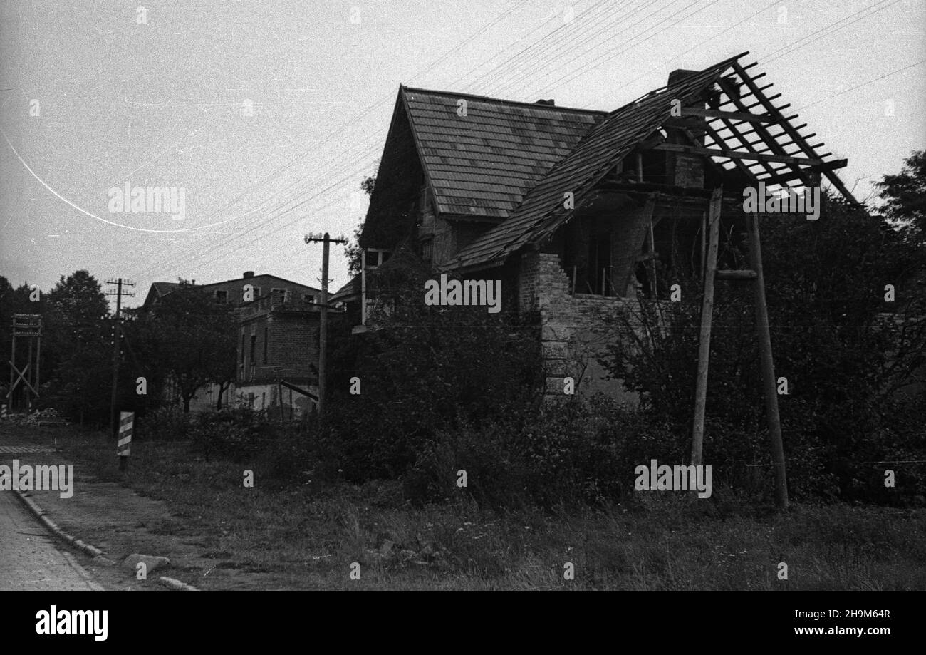 Polska, 1948-09. Zniszczone podczas II wojny œwiatowej murowane domy w okolicach Szczecina. msa PAP Dok³adny dzieñ wydarzenia nieustalony. Polonia, 1948 settembre. Case in mattoni danneggiate dalla guerra nelle vicinanze di Szczecin. msa PAP Foto Stock
