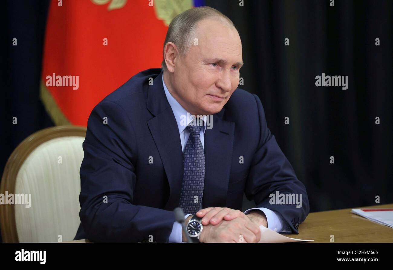 Sochi, Russia. 7 dicembre 2021. Il presidente russo Vladimir Putin si unisce a una cerimonia di videoconferenza che ha lanciato il servizio passeggeri su una nuova sezione della linea del Grande cerchio della metropolitana di Mosca dalla sua residenza nel Mar Nero Bocharov Ruchei, 7 dicembre 2021 a Sochi, Russia. Credit: Mikhail Metzel/Kremlin Pool/Alamy Live News Foto Stock