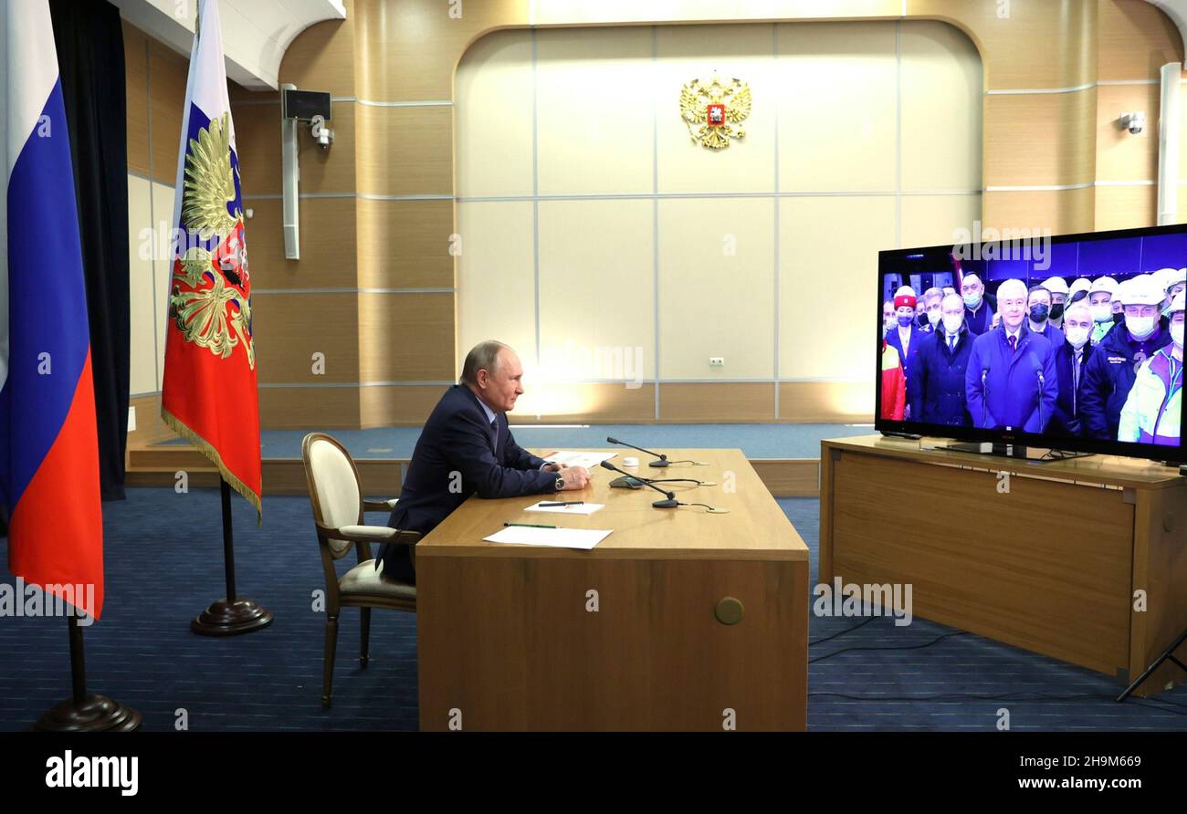 Sochi, Russia. 7 dicembre 2021. Il presidente russo Vladimir Putin si unisce a una cerimonia di videoconferenza che ha lanciato il servizio passeggeri su una nuova sezione della linea del Grande cerchio della metropolitana di Mosca dalla sua residenza nel Mar Nero Bocharov Ruchei, 7 dicembre 2021 a Sochi, Russia. Credit: Mikhail Metzel/Kremlin Pool/Alamy Live News Foto Stock