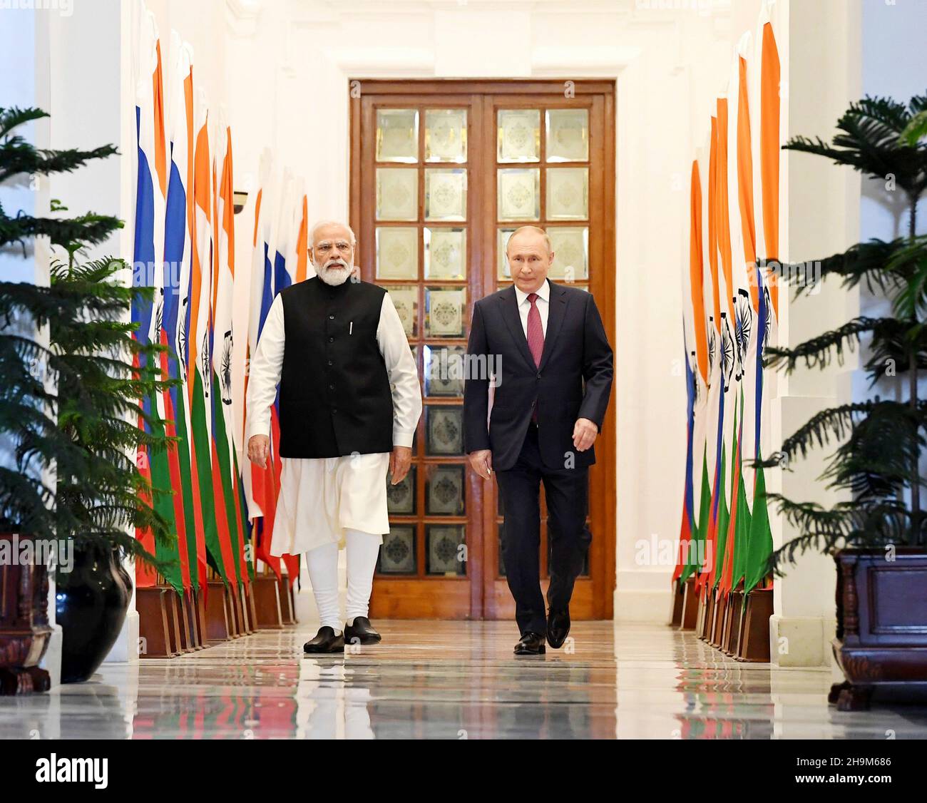 New Delhi, India. 06 dicembre 2021. Il primo ministro indiano Narendra modi, di sinistra, scorta il presidente russo Vladimir Putin, all'arrivo per un incontro bilaterale alla Casa di Hyderabad, 6 dicembre 2021 a Nuova Delhi, India. Credit: Press Information Bureau/PIB Photo/Alamy Live News Foto Stock