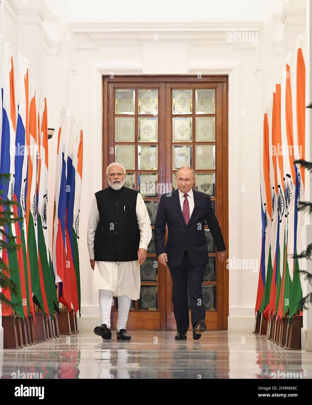 New Delhi, India. 06 dicembre 2021. Il primo ministro indiano Narendra modi, di sinistra, scorta il presidente russo Vladimir Putin, all'arrivo per un incontro bilaterale alla Casa di Hyderabad, 6 dicembre 2021 a Nuova Delhi, India. Credit: Press Information Bureau/PIB Photo/Alamy Live News Foto Stock