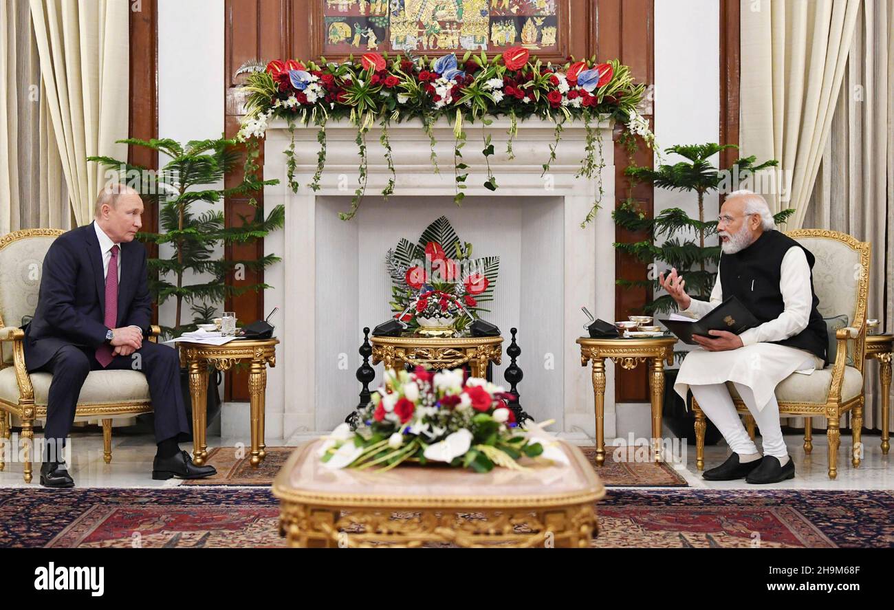 New Delhi, India. 06 dicembre 2021. Il primo ministro indiano Narendra modi, a destra, durante un incontro bilaterale con il presidente russo Vladimir Putin, alla casa di Hyderabad, 6 dicembre 2021 a Nuova Delhi, India. Credit: Press Information Bureau/PIB Photo/Alamy Live News Foto Stock