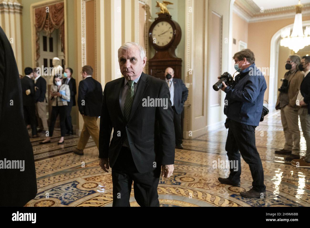 Washington, Stati Uniti. 7 dicembre 2021. Sen. Jack Reed, D-RI, parla ai giornalisti dopo un pranzo caucus democratico al Campidoglio degli Stati Uniti a Washington, DC martedì 7 dicembre 2021. Foto di Sarah Silbiger/UPI Credit: UPI/Alamy Live News Foto Stock