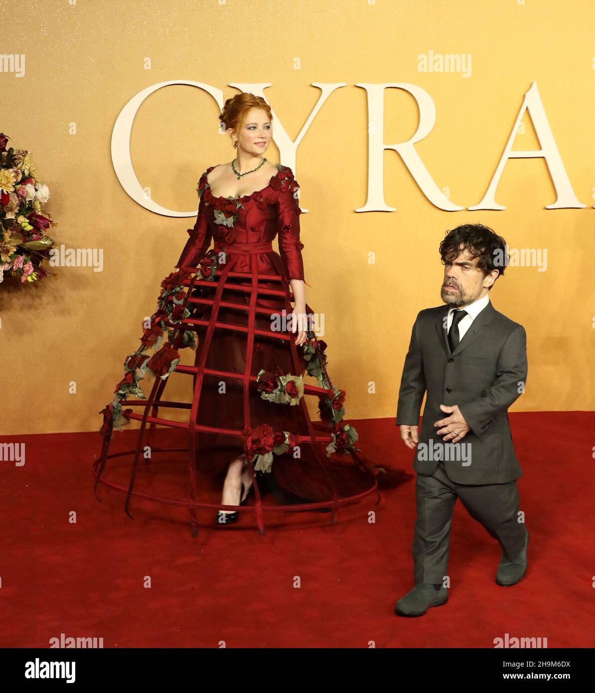 Haley Bennett e Peter Dinklage, Cyrano - UK Film Premiere, Leicester Square, Londra, UK, 07 dicembre 2021, Foto di Richard Goldschmidt Foto Stock