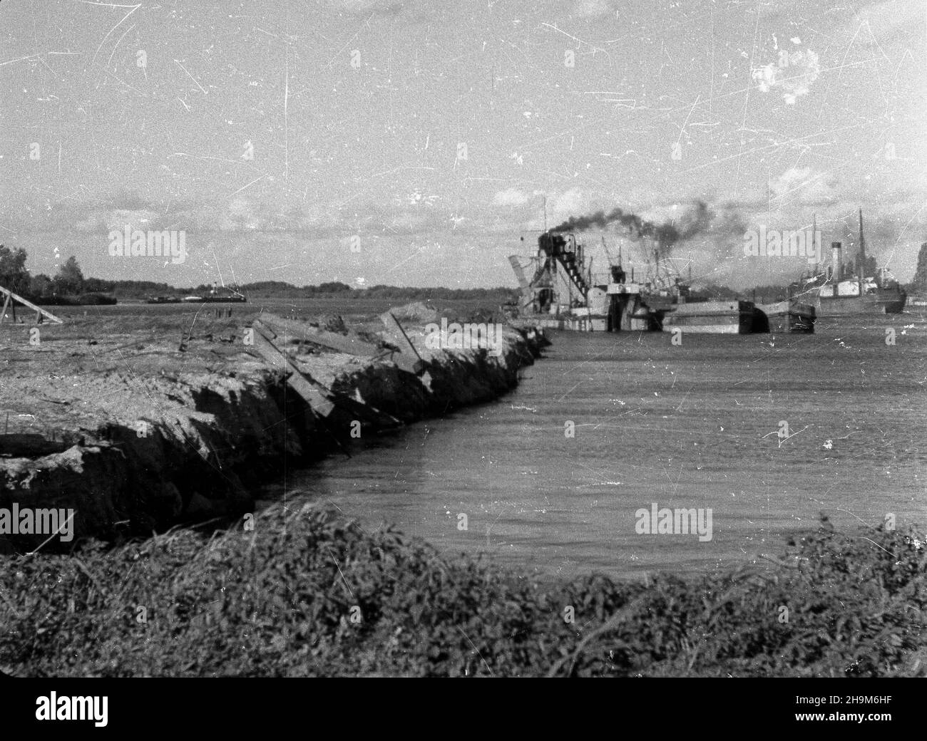 Szczecin, 1948-09. Prace ziemno-wodne przy rozbudodowie portu. NZ. pog³êbianie koryta Odry. Dok³adny dzieñ wydarzenia nieustalony. bk PAP Szczecin, 1948 settembre. Lavori di terra all'estensione del porto. Nella foto: Il profondo del letto del fiume Oder. bk PAP Foto Stock