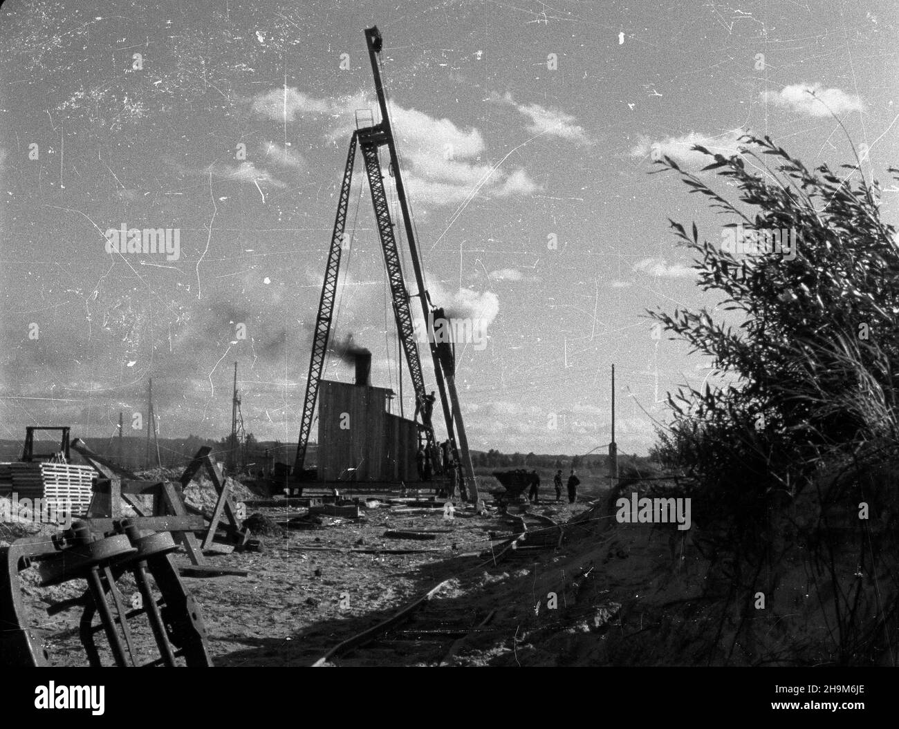 Szczecin, 1948-09. Prace ziemne przy rozbudodowie portu. Nz. w grunt wbijane s¹ pallido, aby go umocniæ. Dok³adny dzieñ wydarzenia nieustalony. bk PAP Szczecin, 1948 settembre. Lavori di terra all'estensione del porto. Nella foto: Si stanno guidando nella terra per rafforzarla. bk PAP Foto Stock