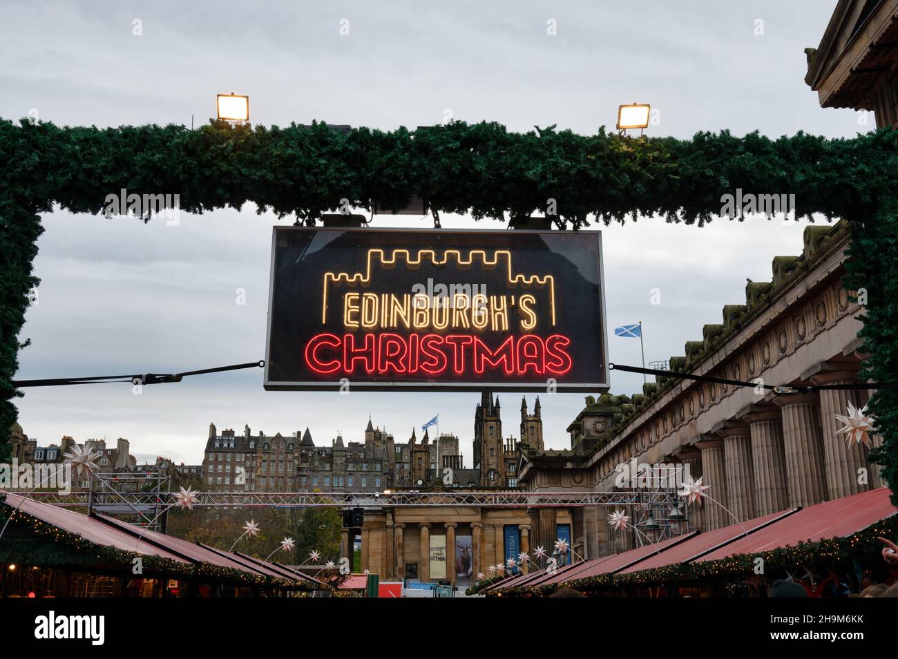 Edimburgo, Scozia - 20 novembre 2021: L'ingresso principale al mercato di Natale di Edimburgo. Foto Stock