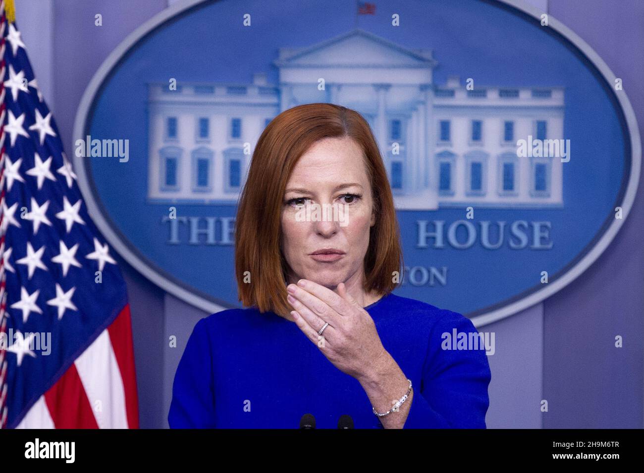 Il Segretario alla stampa della Casa Bianca Jen Psaki partecipa a una conferenza stampa durante la quale ha fatto domande sulla videochiamata di due ore del Presidente degli Stati Uniti Joe Biden con il Presidente della Russia Vladimir Putin, nella Sala Stampa Briefing James Brady della Casa Bianca, a Washington, DC, martedì 7 dicembre, 2021. Biden ha tenuto il video appello con Putin per discutere della costruzione militare della Russia ai confini dell’Ucraina. A seguito della videochiamata, Biden ha convocato un invito con diversi alleati europei per discutere la situazione in Ucraina. Foto di Michael Reynolds/UPI Foto Stock