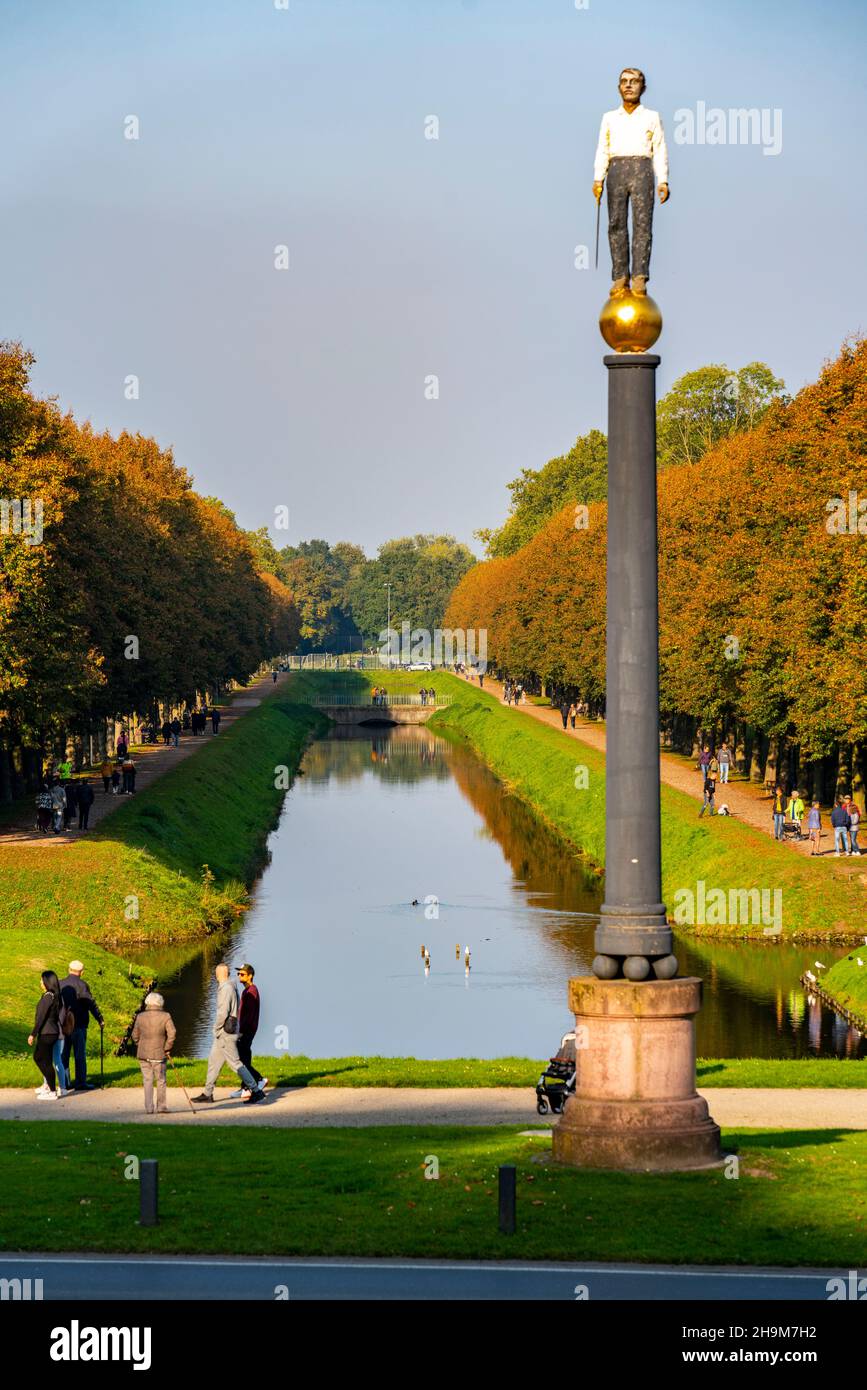 Gli storici giardini barocchi di Kleve, risalenti al 17th secolo, l'anfiteatro sullo Springenberg, la scultura del New Iron Man, la città termale di Kleve, N Foto Stock